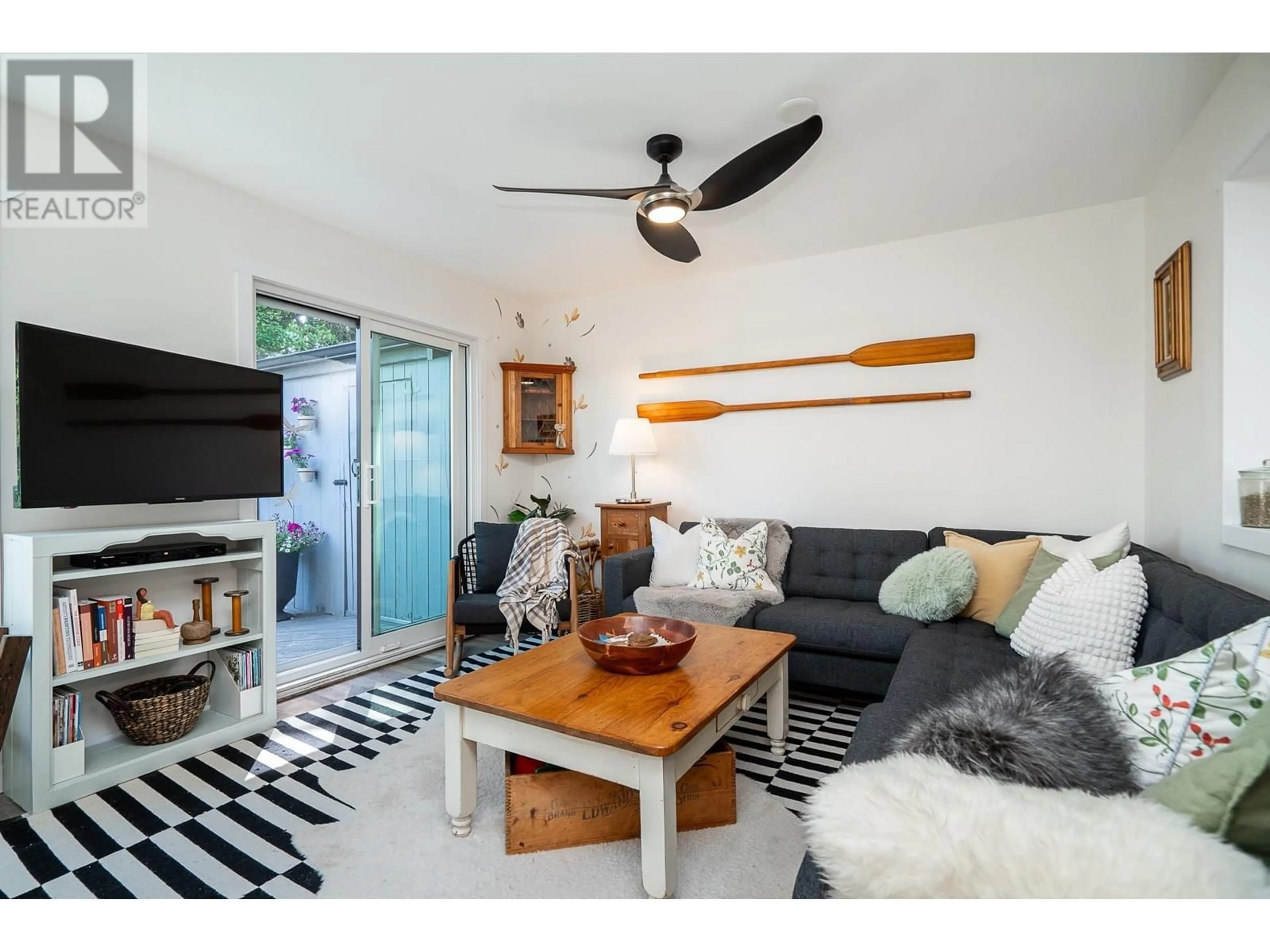 Living room with furniture, wood/laminate floor for 846 BLACKSTOCK ROAD, Port Moody British Columbia V3H3R8