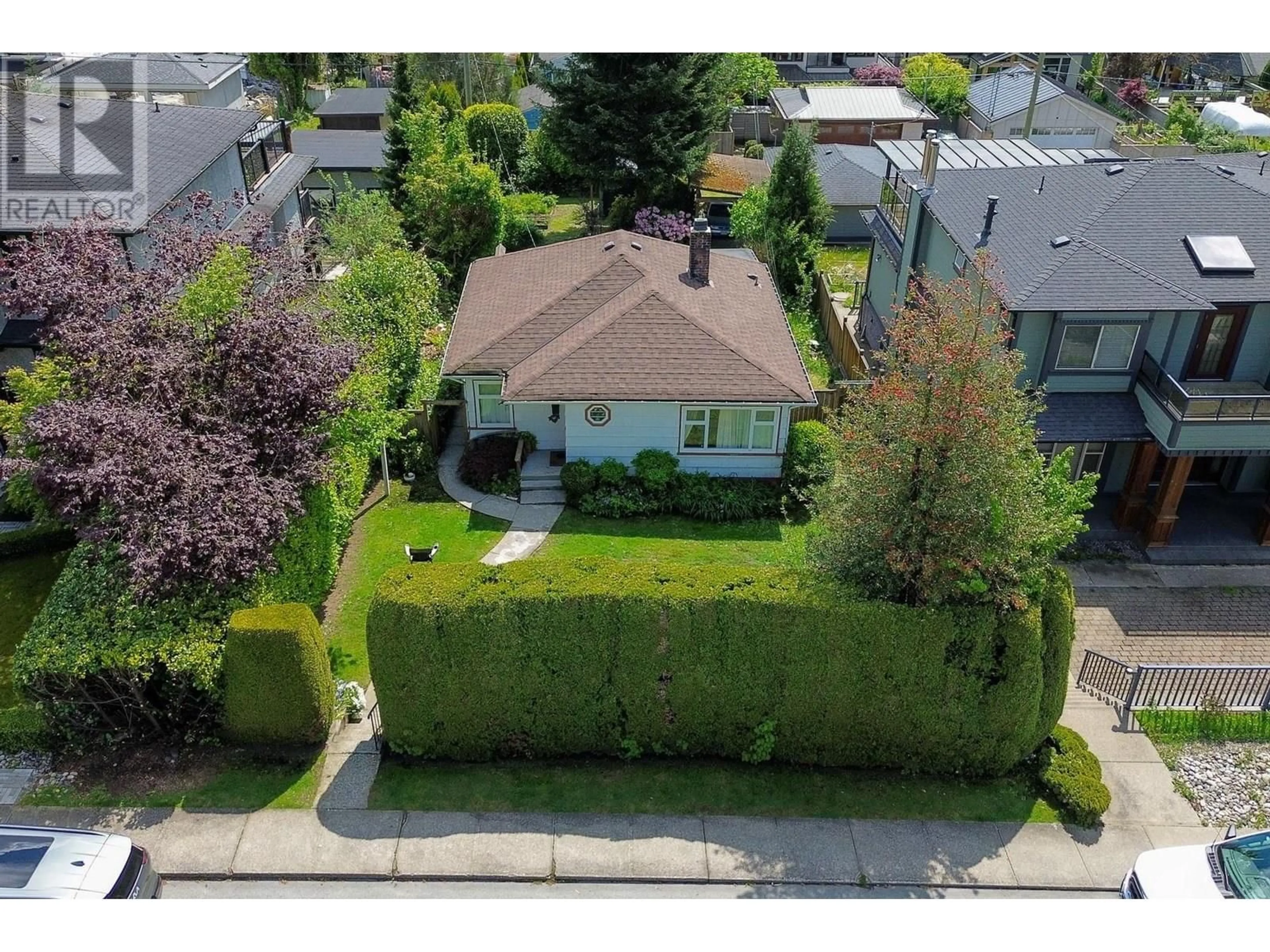 A pic from outside/outdoor area/front of a property/back of a property/a pic from drone, street for 443 17TH STREET, North Vancouver British Columbia V7L2W3