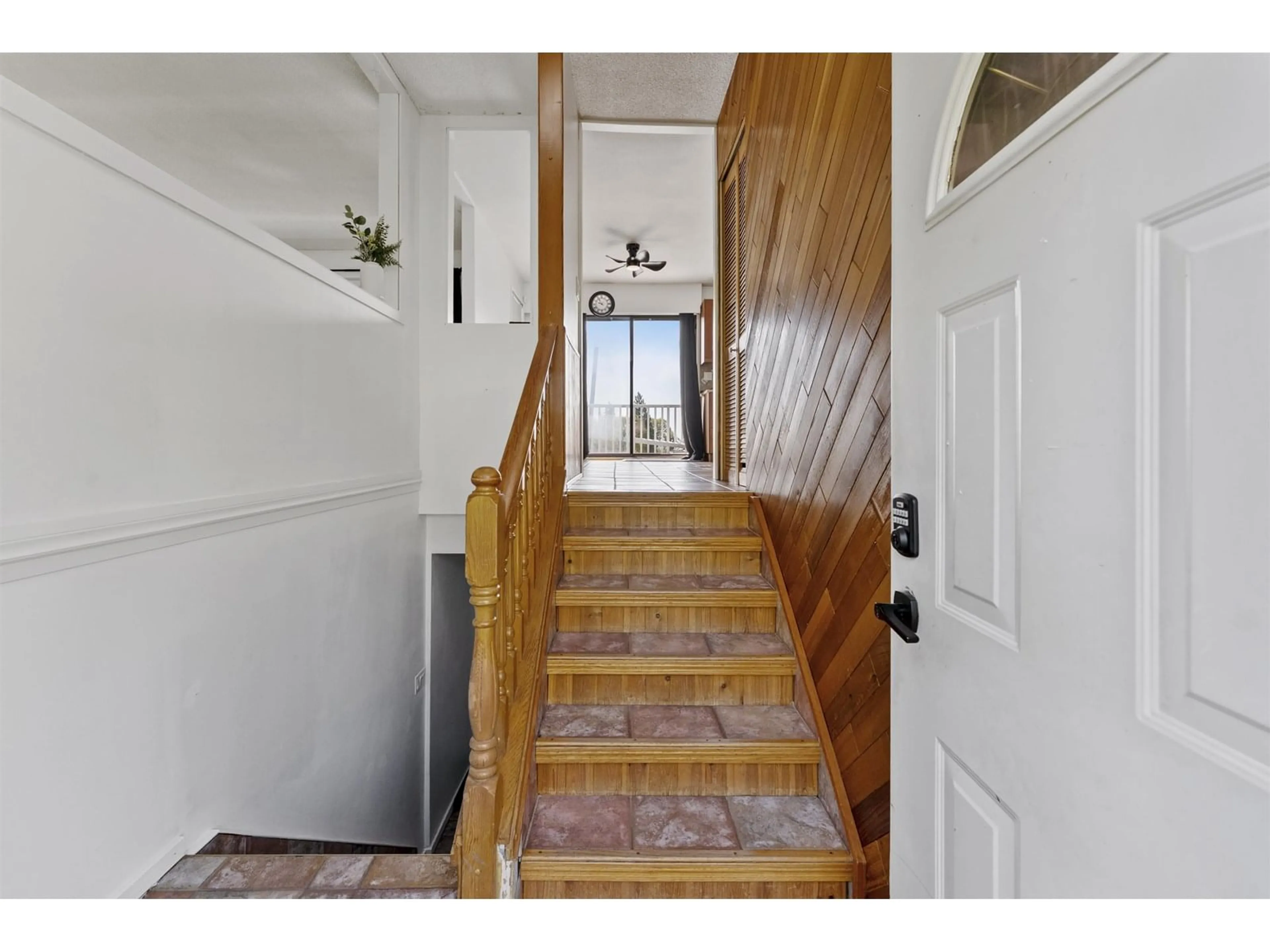 Indoor entryway for 32572 FLEMING, Mission British Columbia V2V2G9