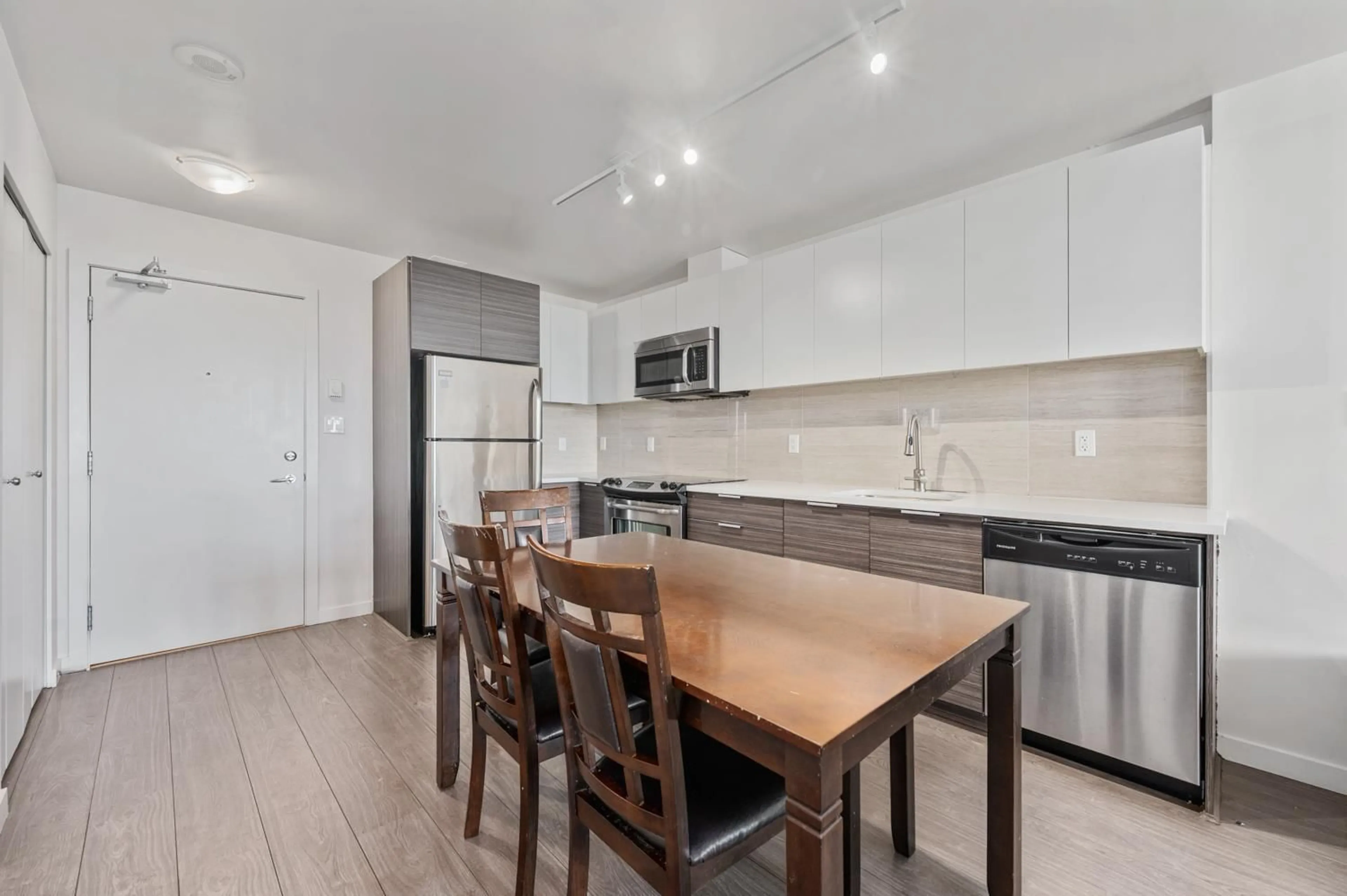 Open concept kitchen, wood/laminate floor for 1502 - 13303 CENTRAL, Surrey British Columbia V3T0K6