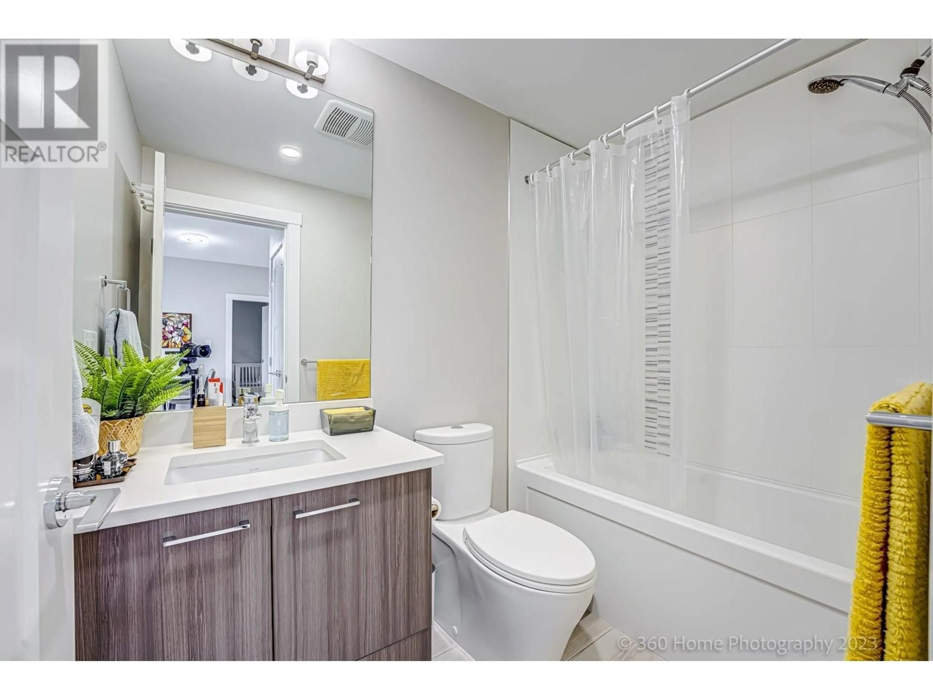 Standard bathroom, ceramic/tile floor for 223 - 4690 HAWK LANE, Tsawwassen British Columbia V4M0C4