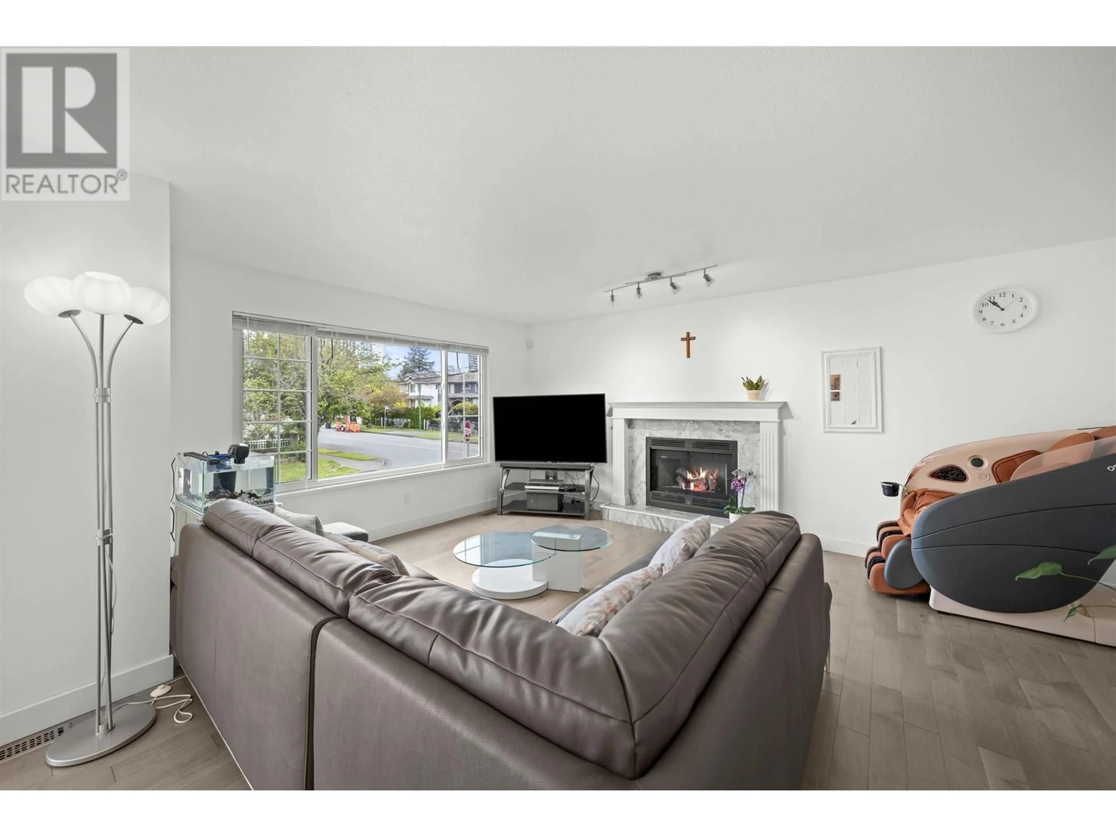 Living room with furniture, unknown for 4398 HURST STREET, Burnaby British Columbia V5J1M9