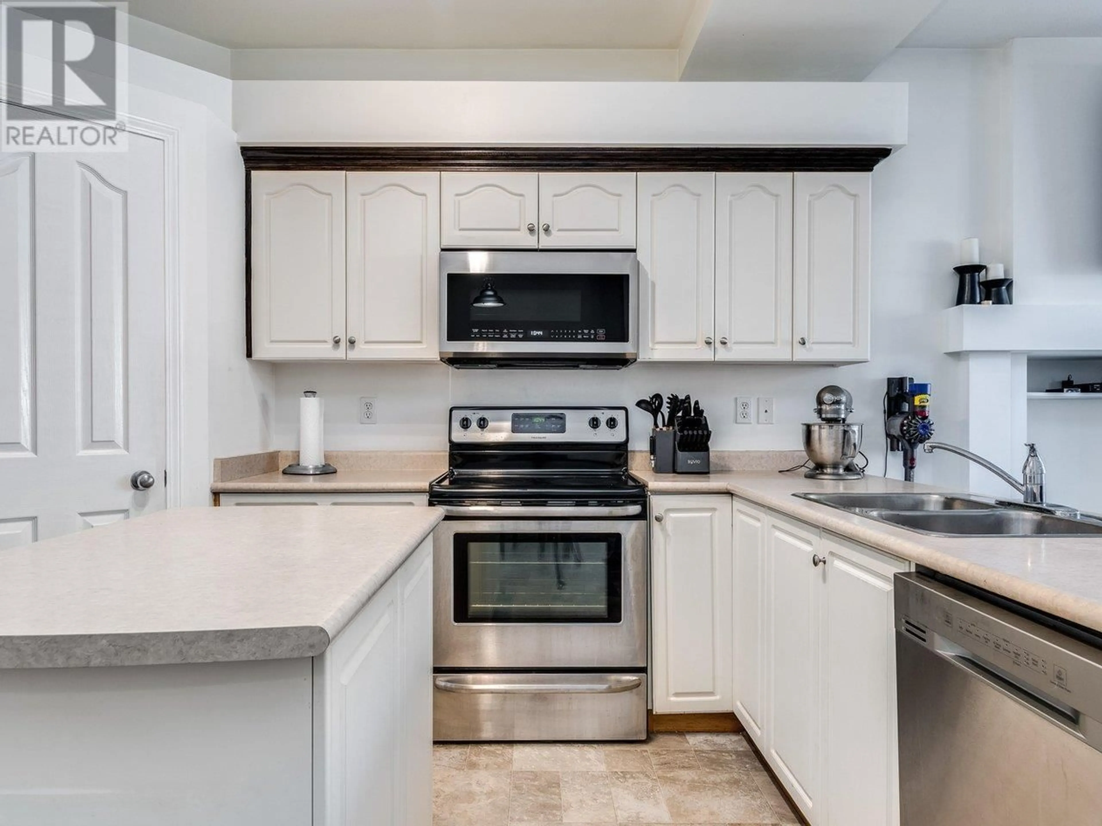 Standard kitchen, ceramic/tile floor for 10095 243 STREET, Maple Ridge British Columbia V2W1X3
