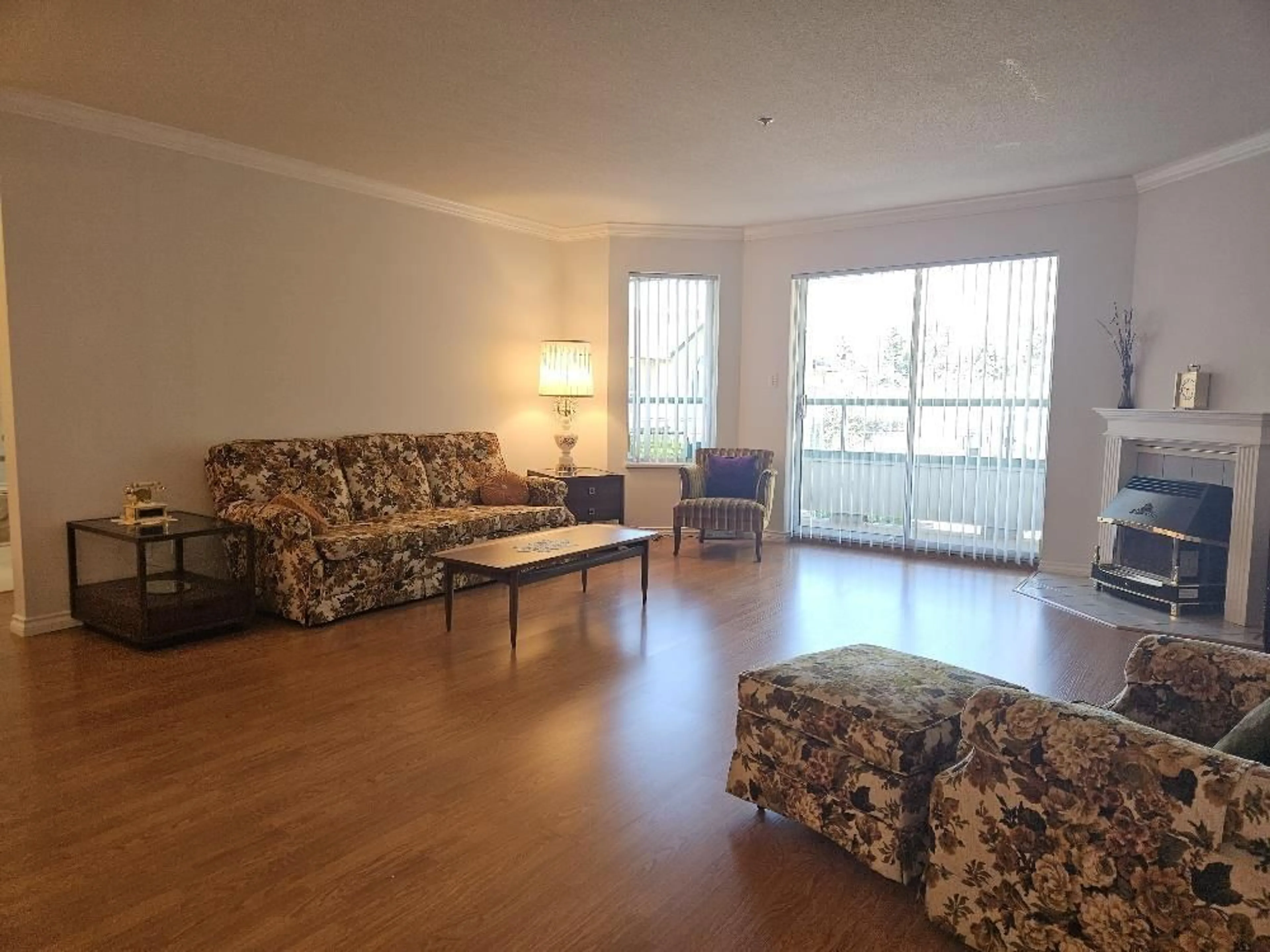 Living room with furniture, wood/laminate floor for 237 - 2451 GLADWIN, Abbotsford British Columbia V2T3N8