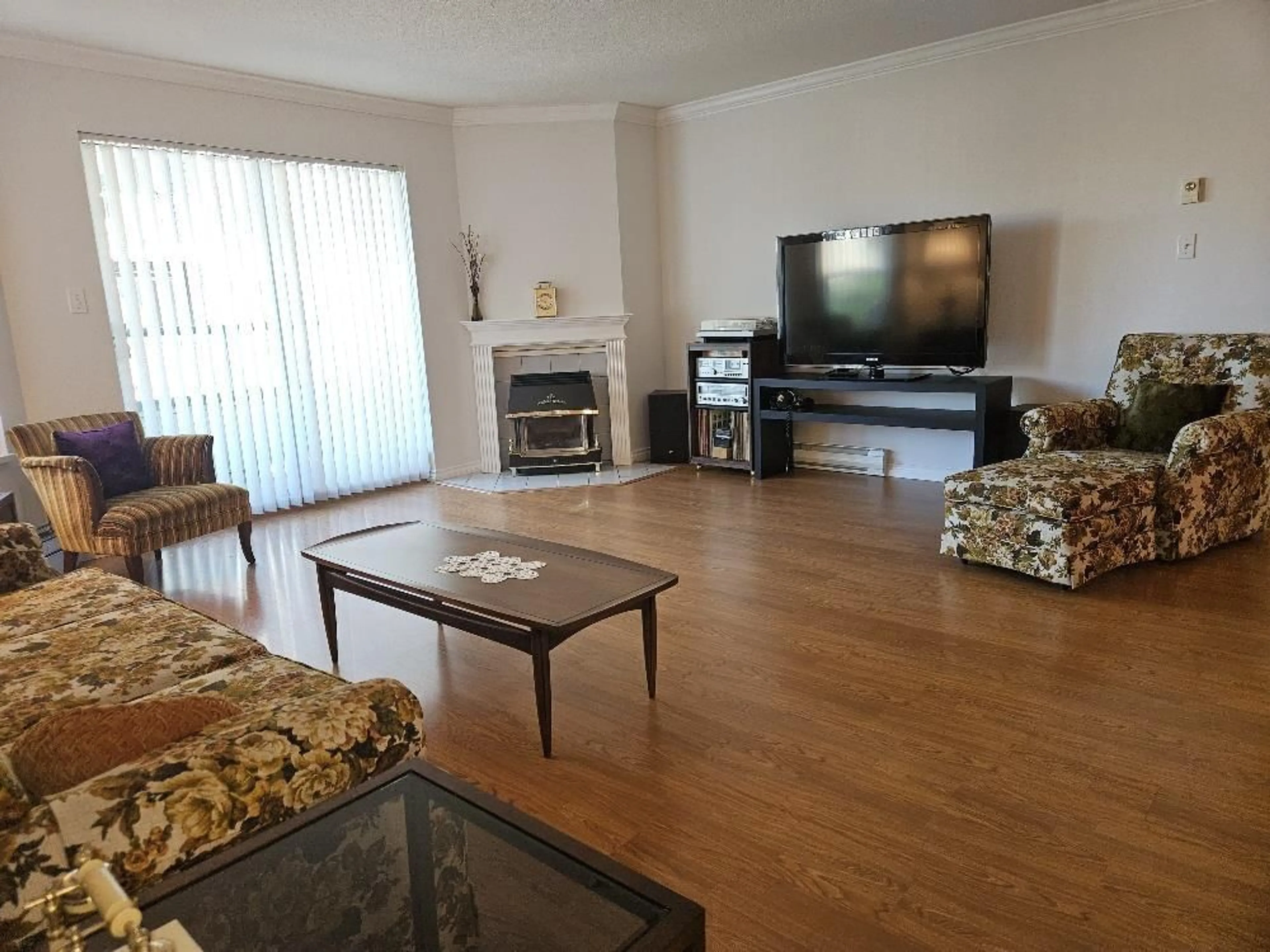 Living room with furniture, wood/laminate floor for 237 - 2451 GLADWIN, Abbotsford British Columbia V2T3N8