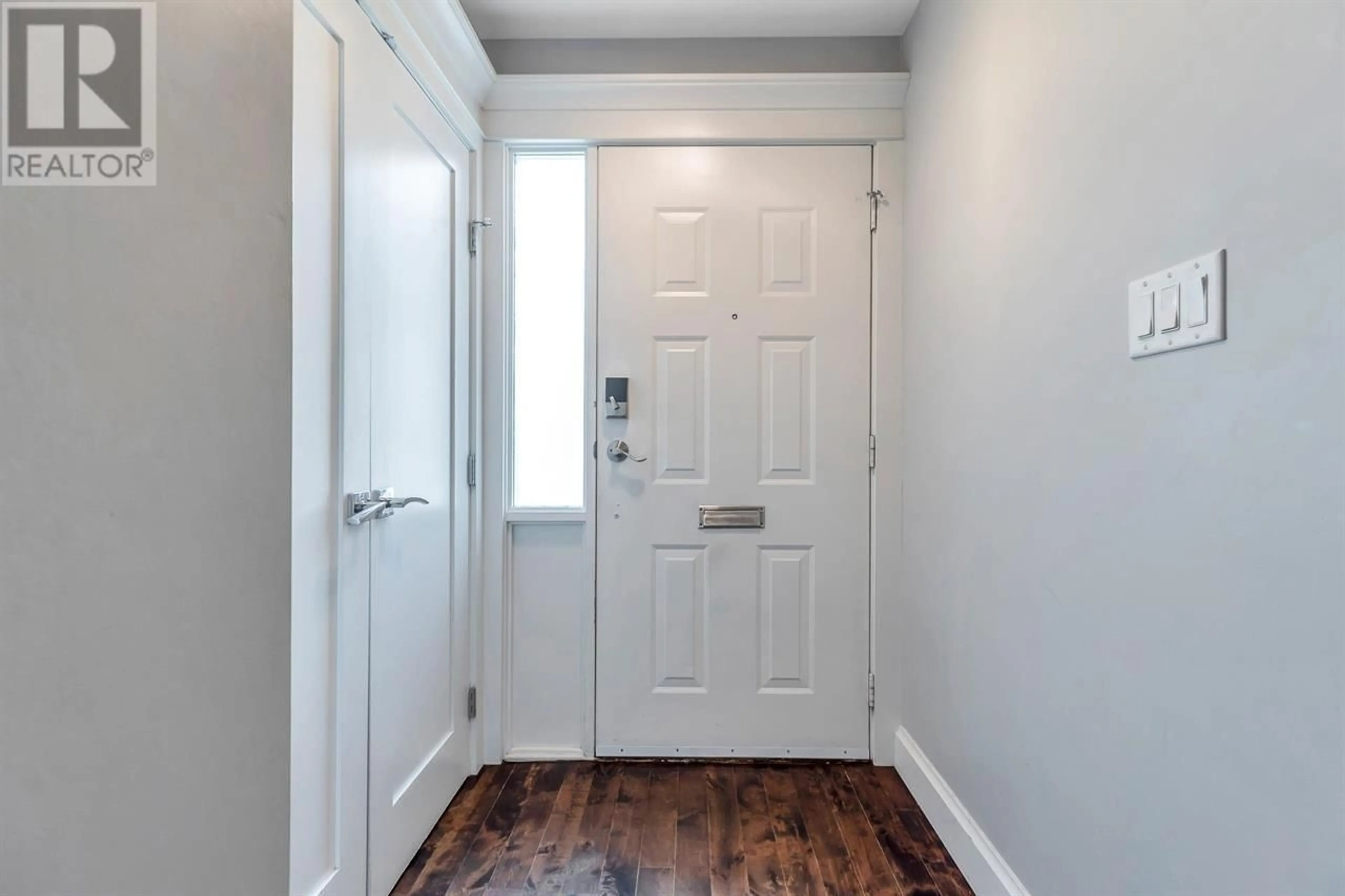 Indoor entryway for 3952 INDIAN RIVER DRIVE, North Vancouver British Columbia V7G2G9
