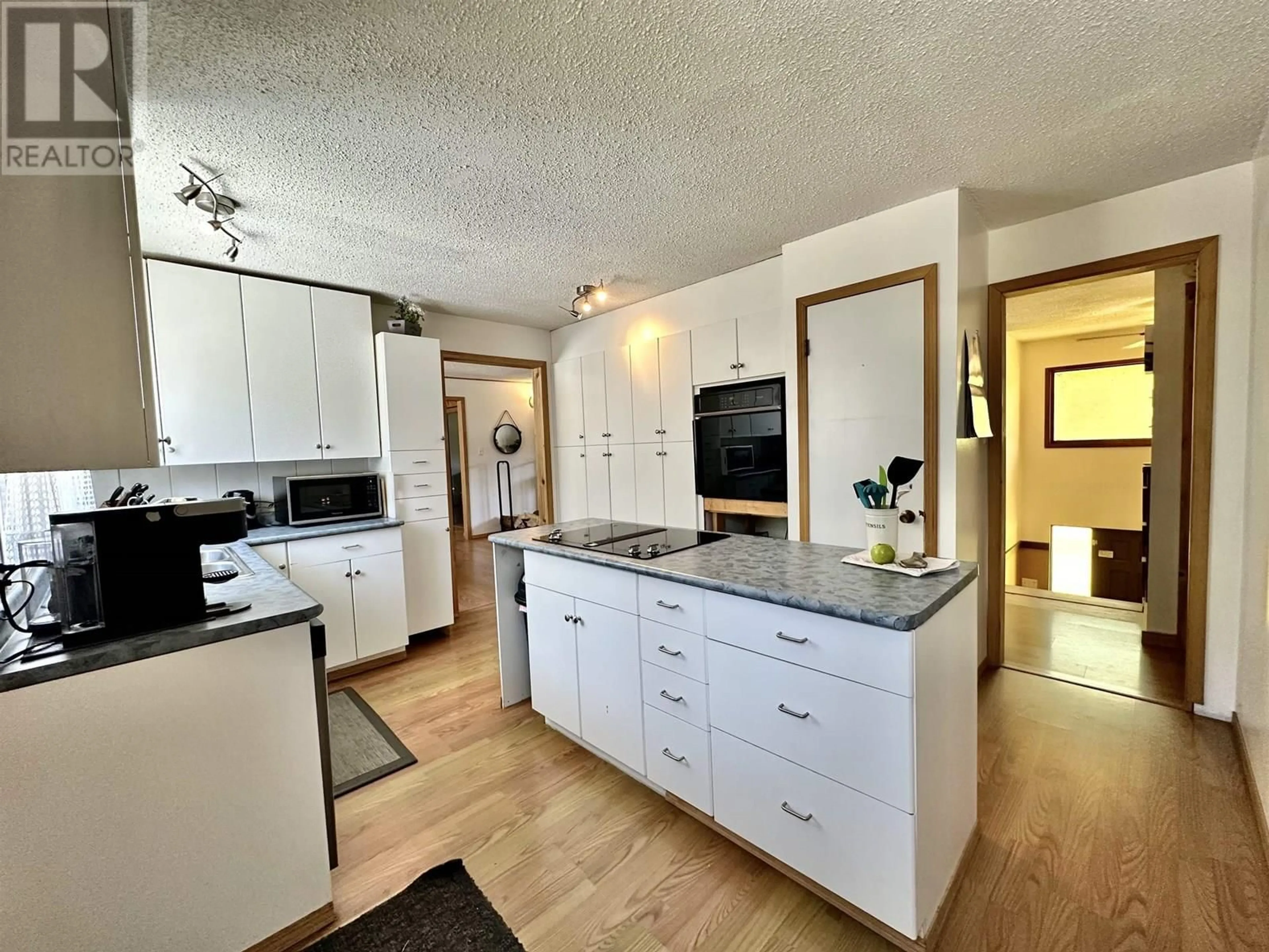 Open concept kitchen, unknown for 1505 5 HIGHWAY, Valemount British Columbia V0E2Z0