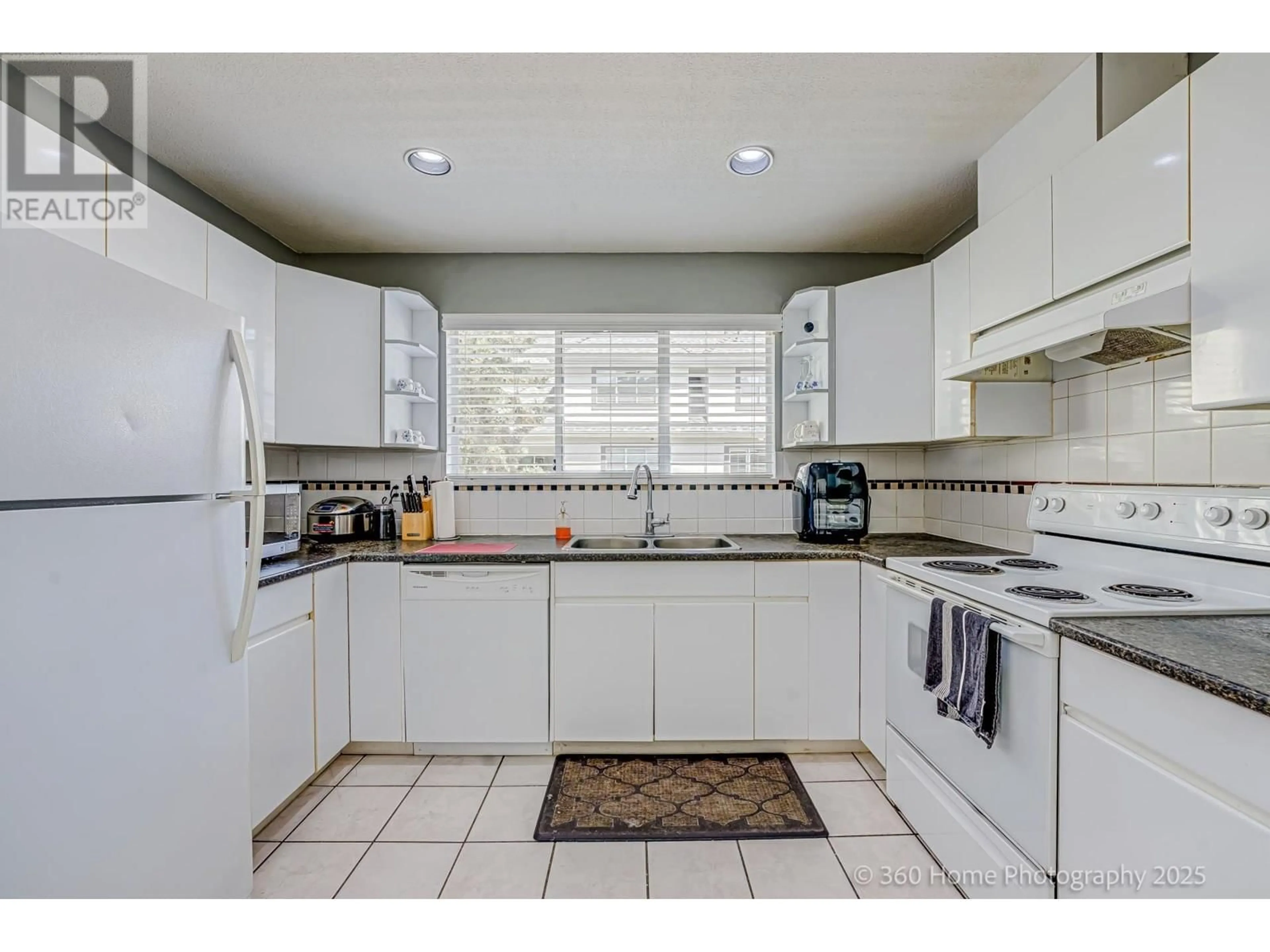 Standard kitchen, ceramic/tile floor for 6 - 5671 LADNER TRUNK ROAD, Delta British Columbia V4K1X3