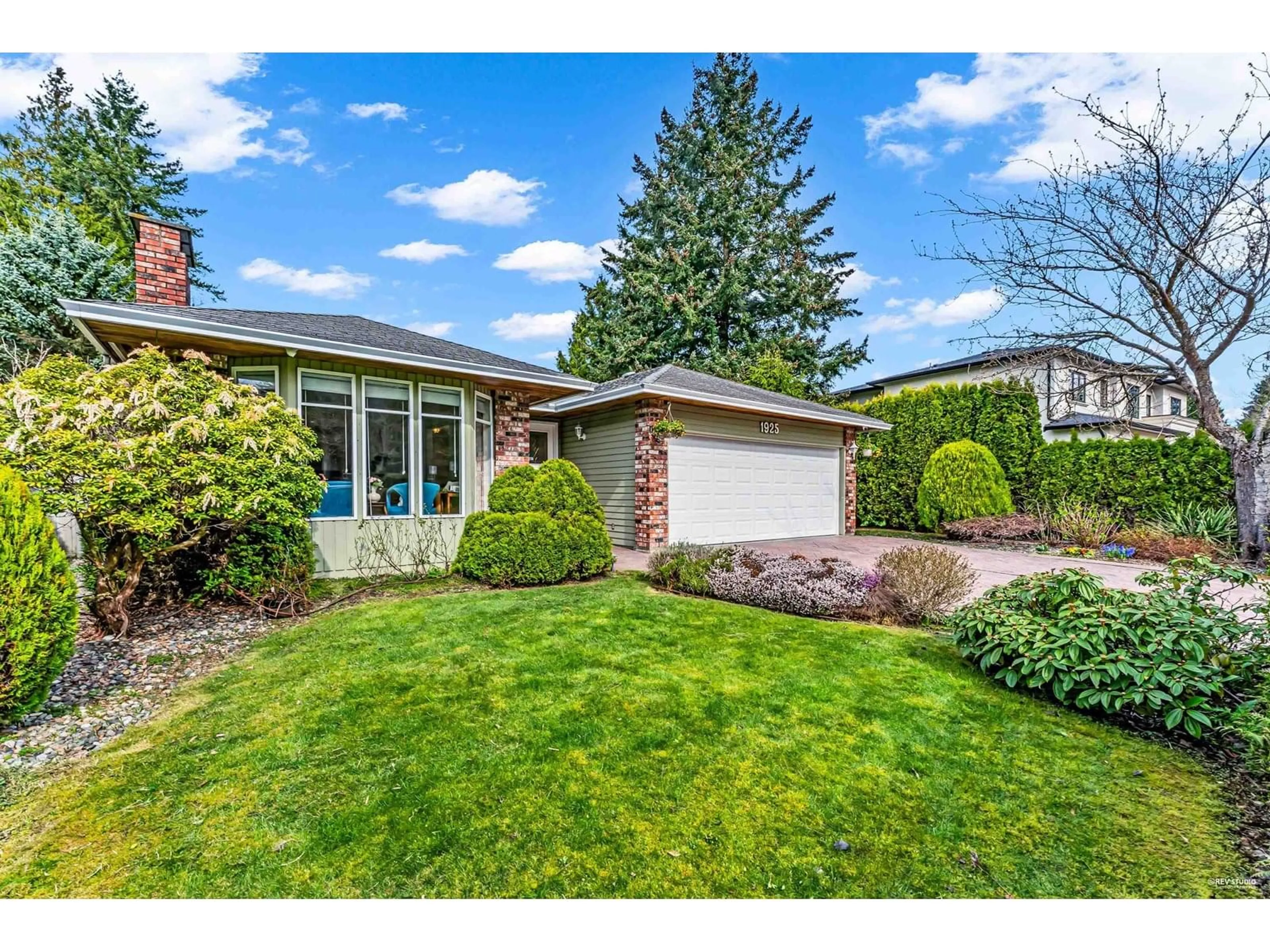 Home with vinyl exterior material, street for 1925 SOUTHMERE, Surrey British Columbia V4A6V6