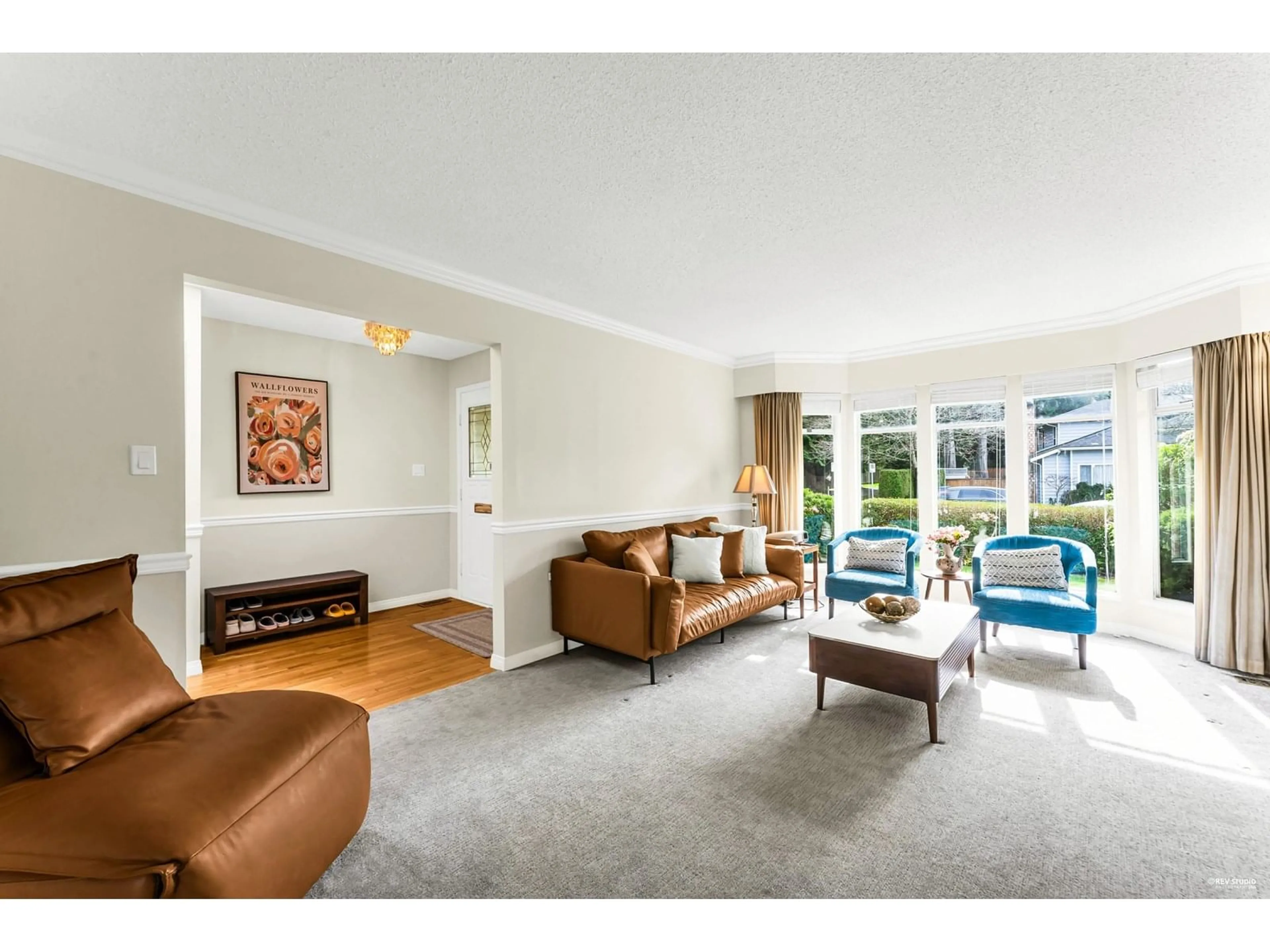 Living room with furniture, unknown for 1925 SOUTHMERE, Surrey British Columbia V4A6V6