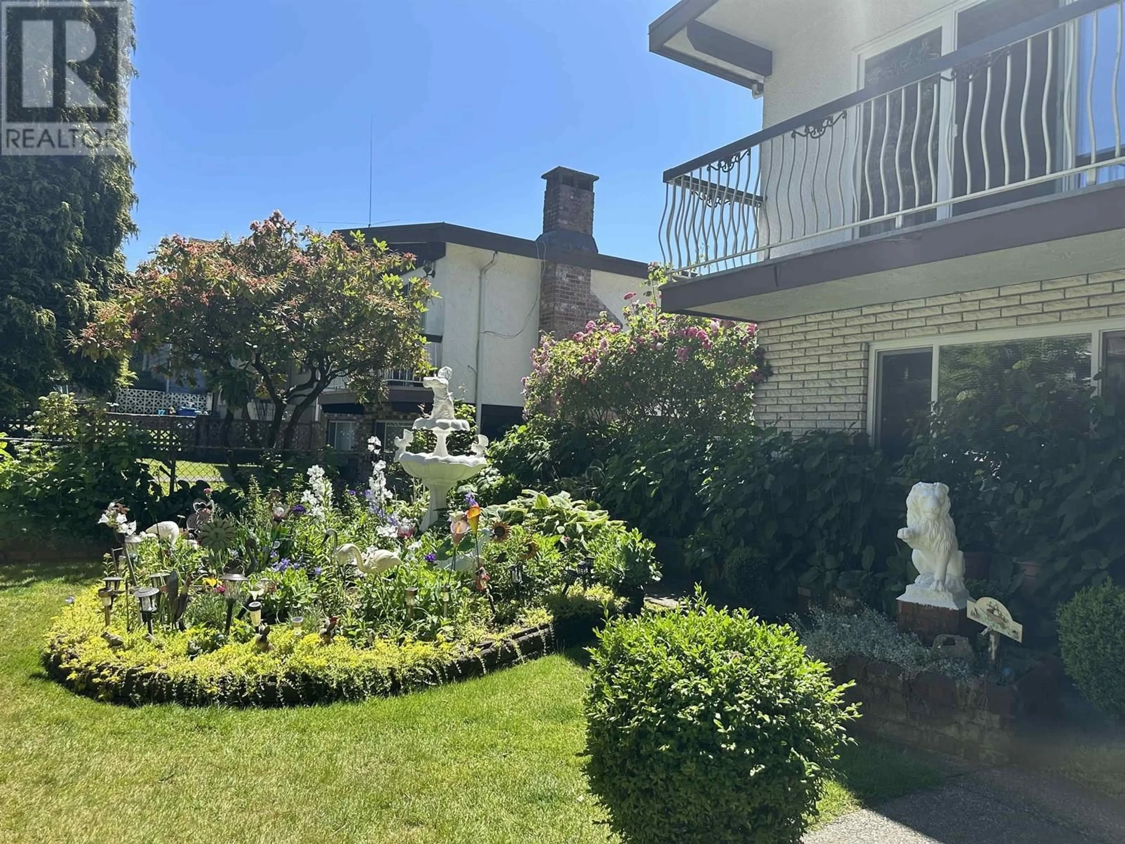 A pic from outside/outdoor area/front of a property/back of a property/a pic from drone, street for 2698 WARD STREET, Vancouver British Columbia V5R4S6