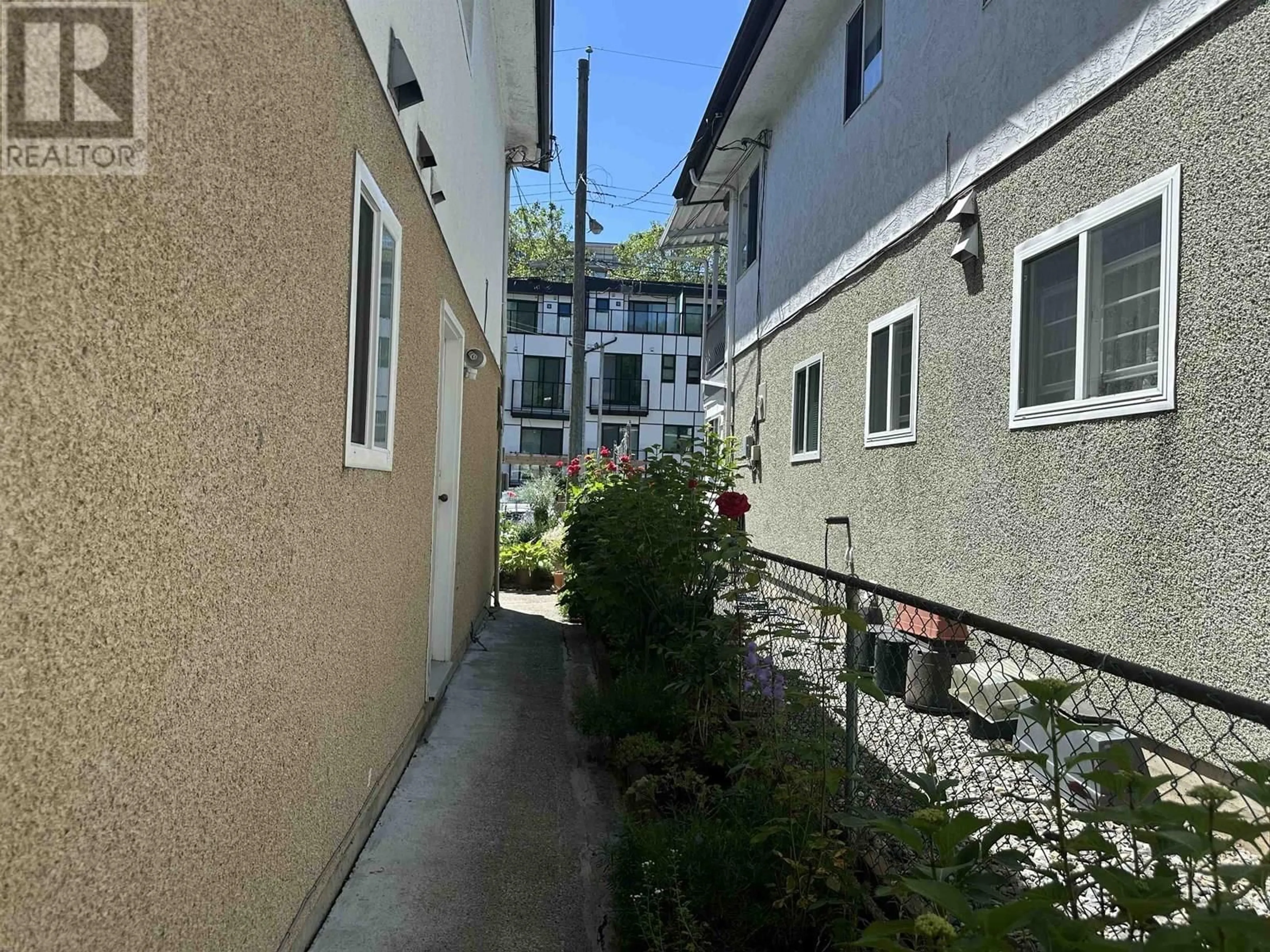 Patio, street for 2698 WARD STREET, Vancouver British Columbia V5R4S6
