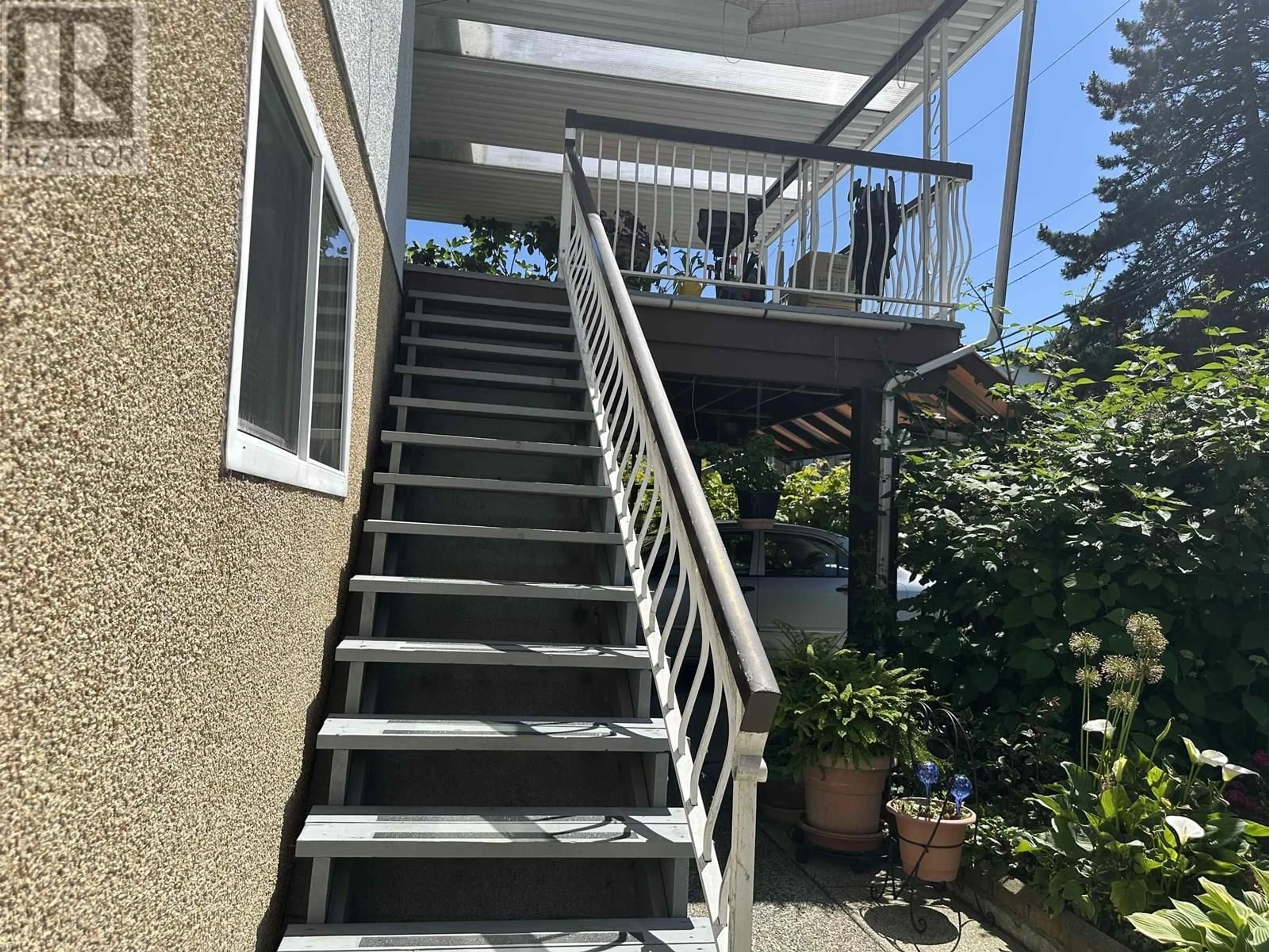 Stairs for 2698 WARD STREET, Vancouver British Columbia V5R4S6