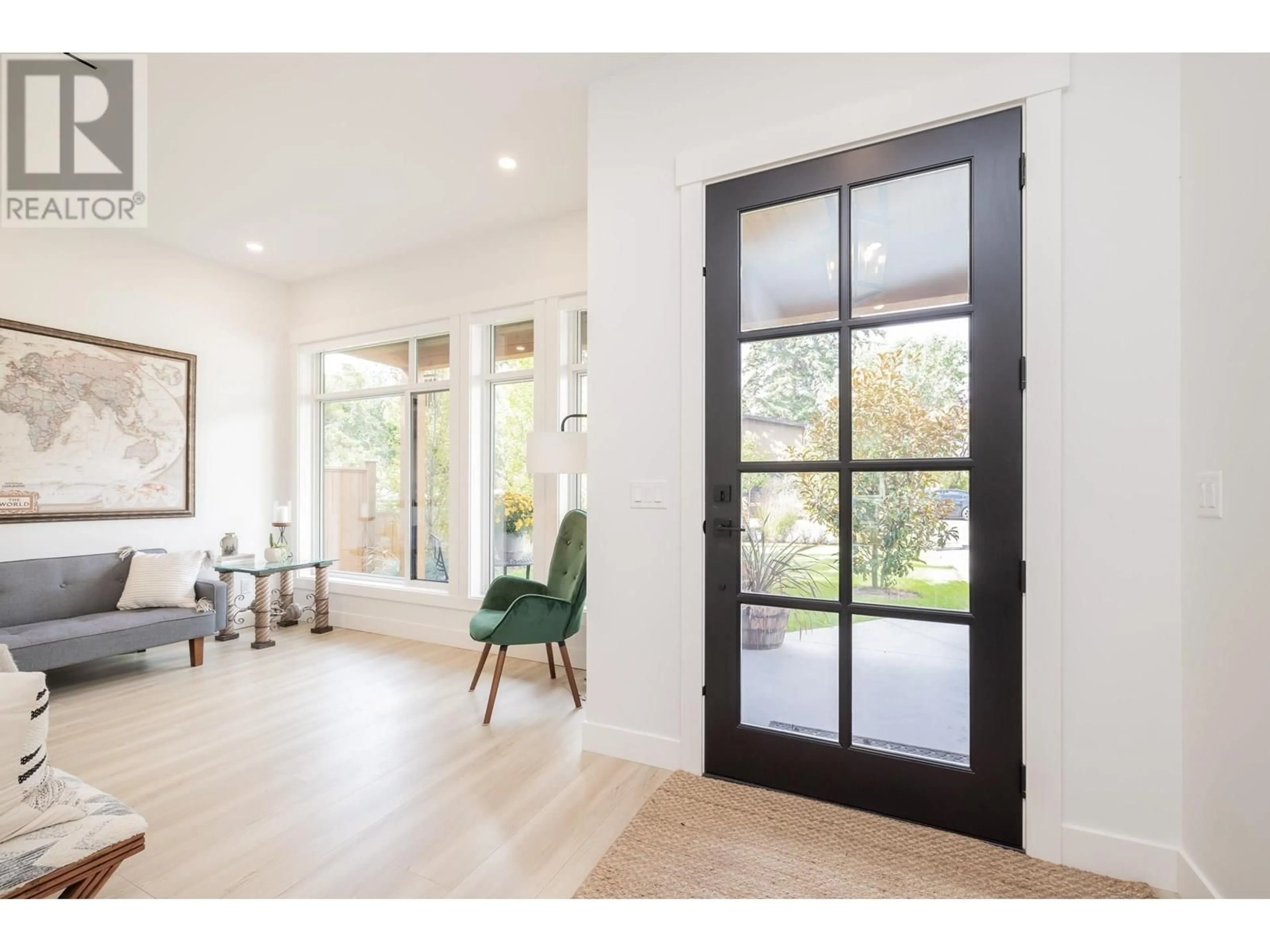 Indoor entryway for 222 66 STREET, Delta British Columbia V4L1M8
