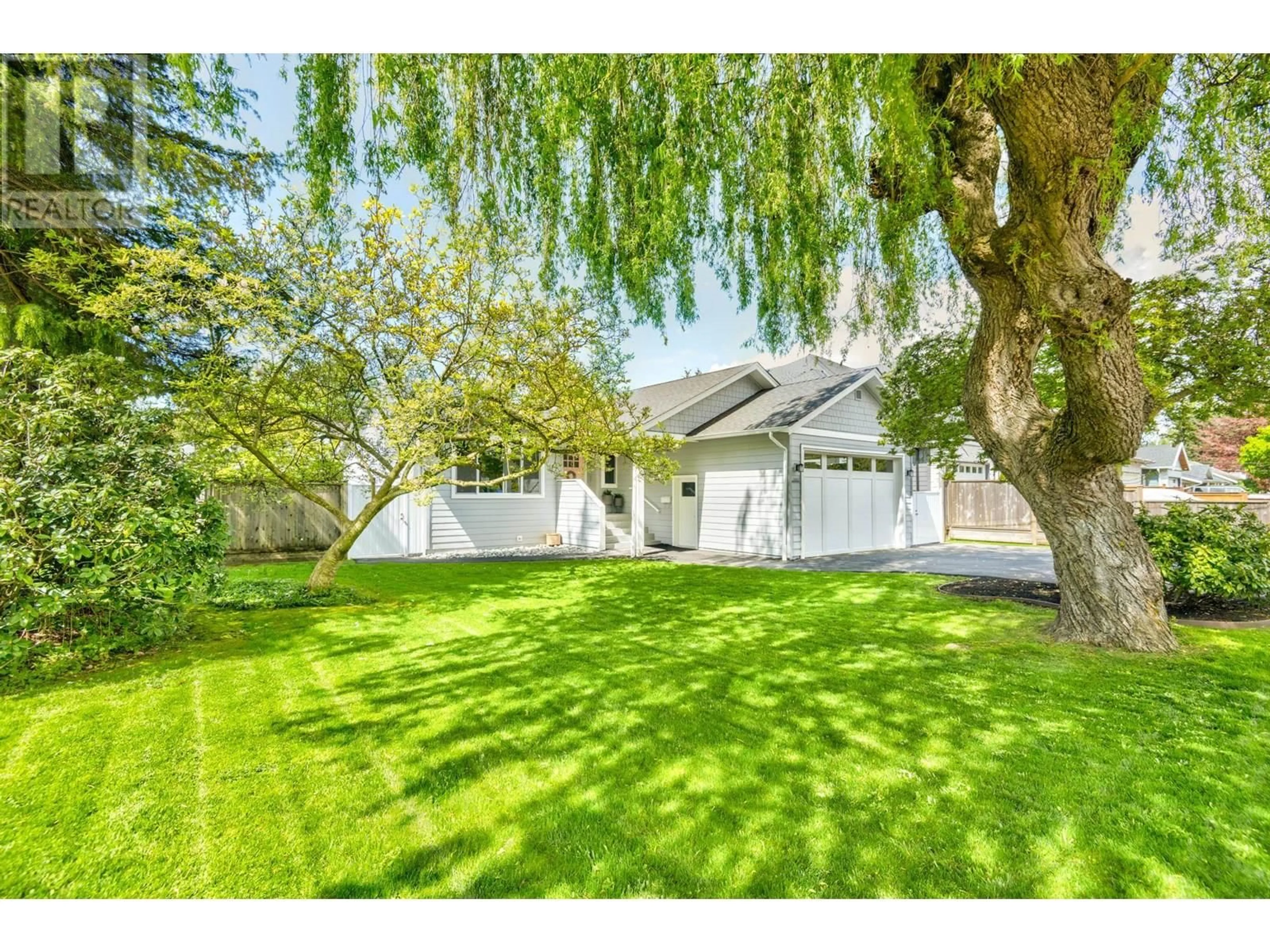 A pic from outside/outdoor area/front of a property/back of a property/a pic from drone, street for 5463 WESTMINSTER AVENUE, Delta British Columbia V4K2J4