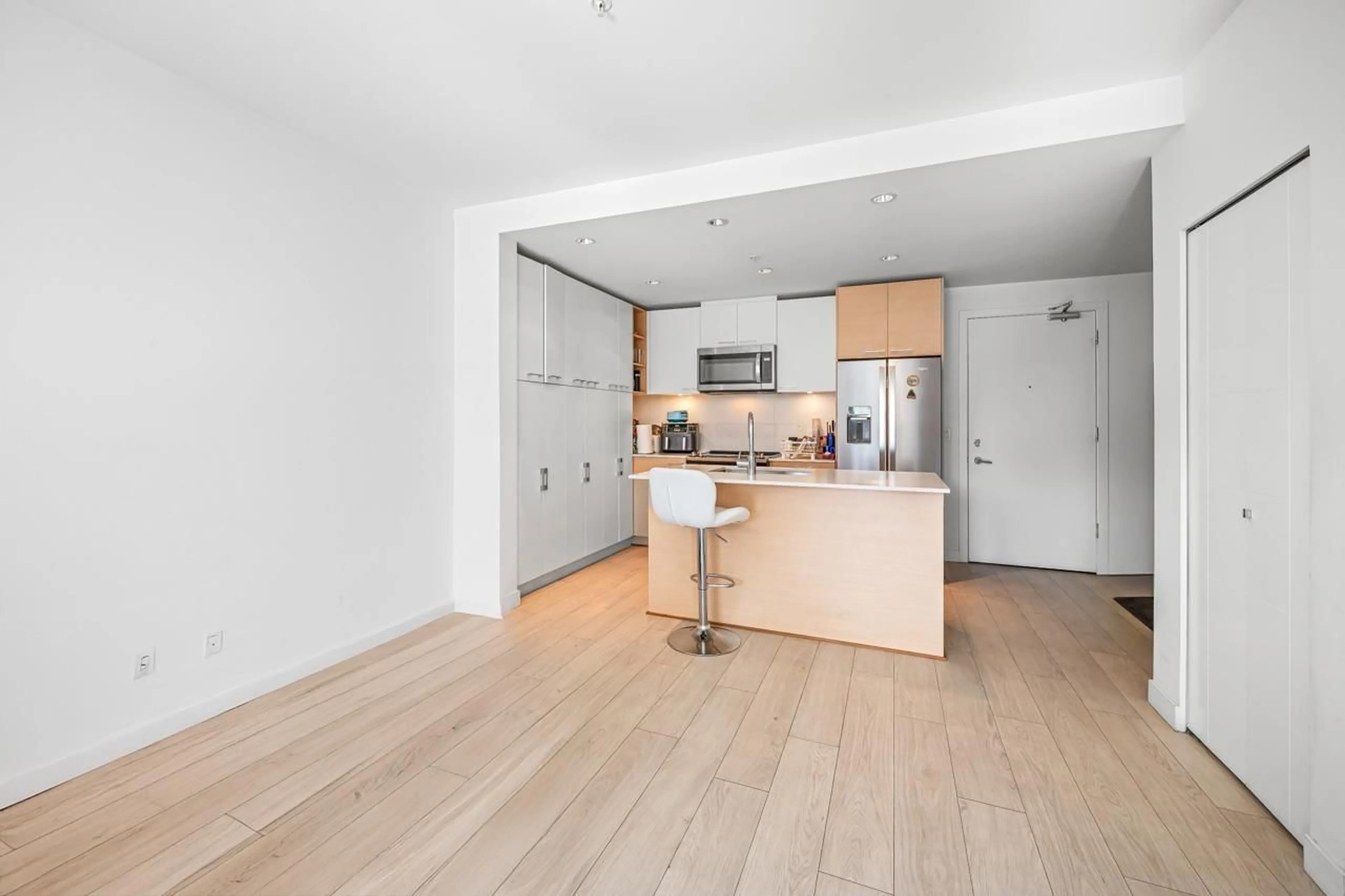 Open concept kitchen, wood/laminate floor for 314 - 10603 140, Surrey British Columbia V3T0M8