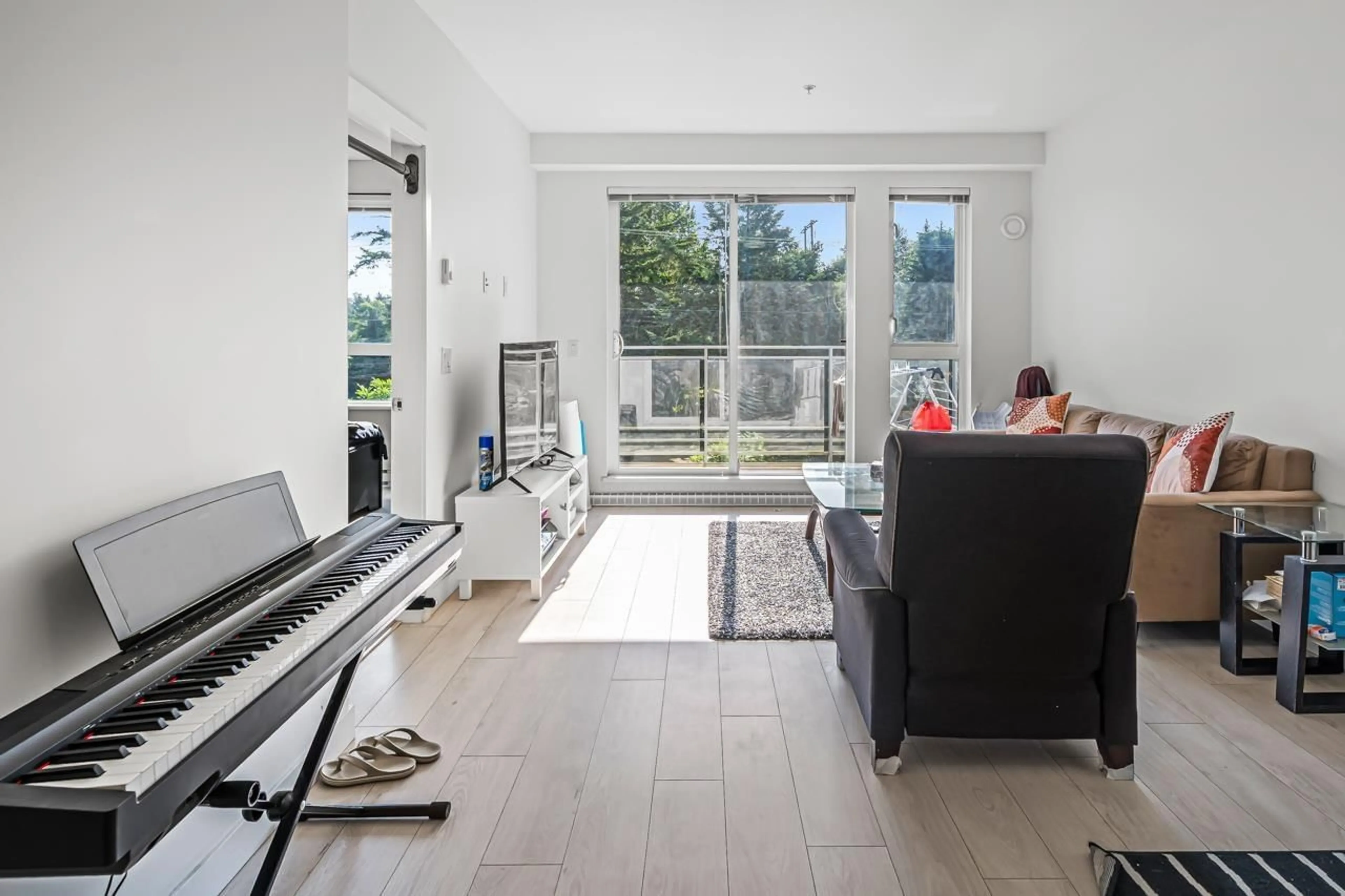 Living room with furniture, unknown for 314 - 10603 140, Surrey British Columbia V3T0M8