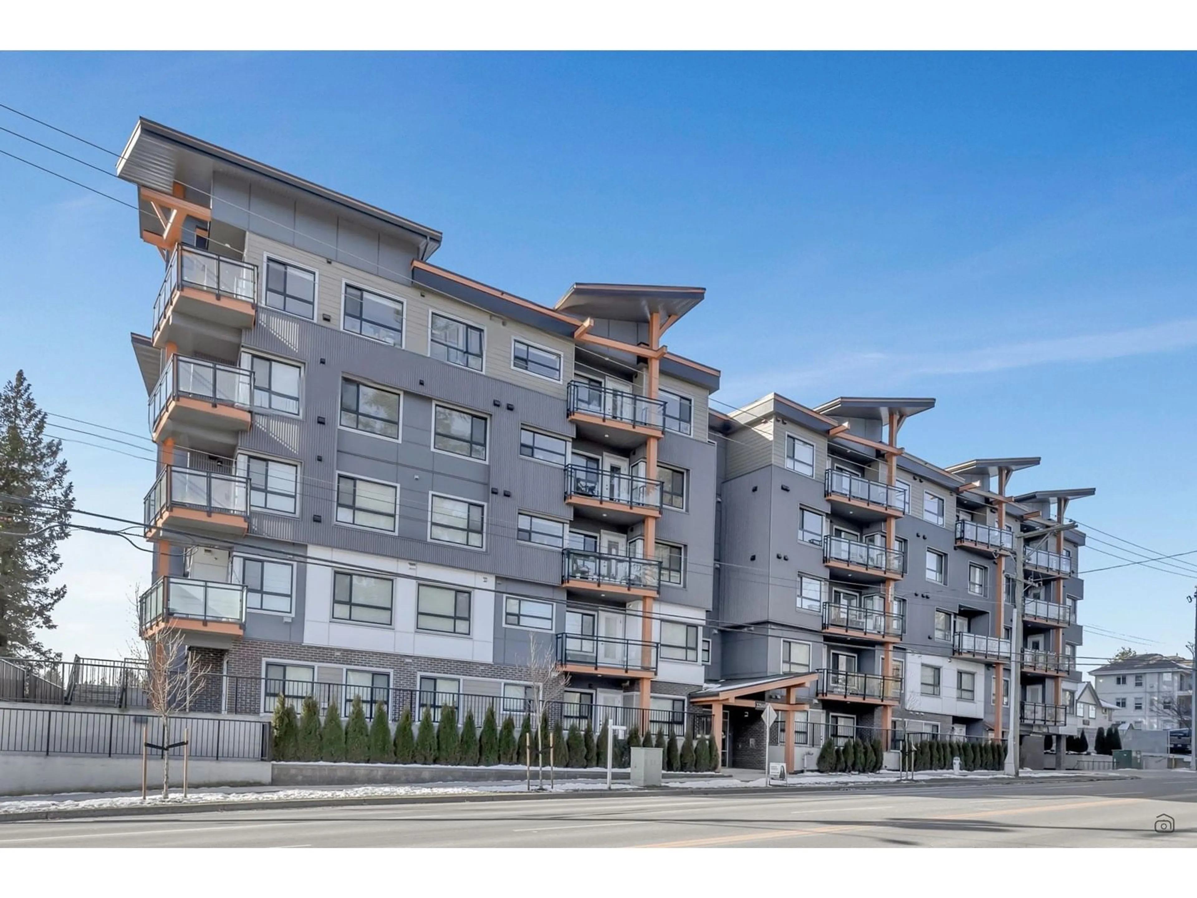 Patio, building for 406 - 33568 GEORGE FERGUSON, Abbotsford British Columbia V3S5J9