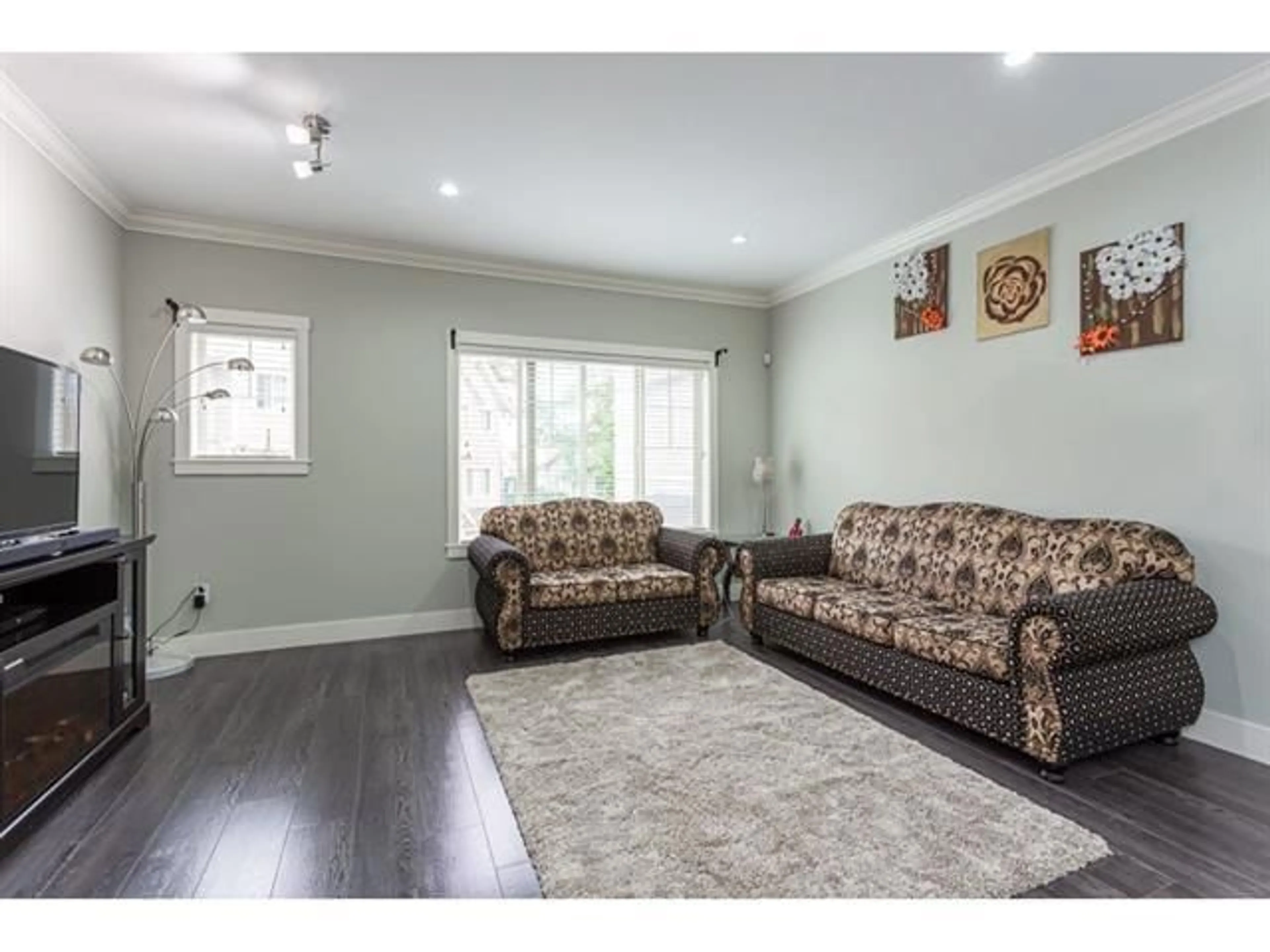 Living room with furniture, wood/laminate floor for 64 - 19097 64, Surrey British Columbia V3S6X5