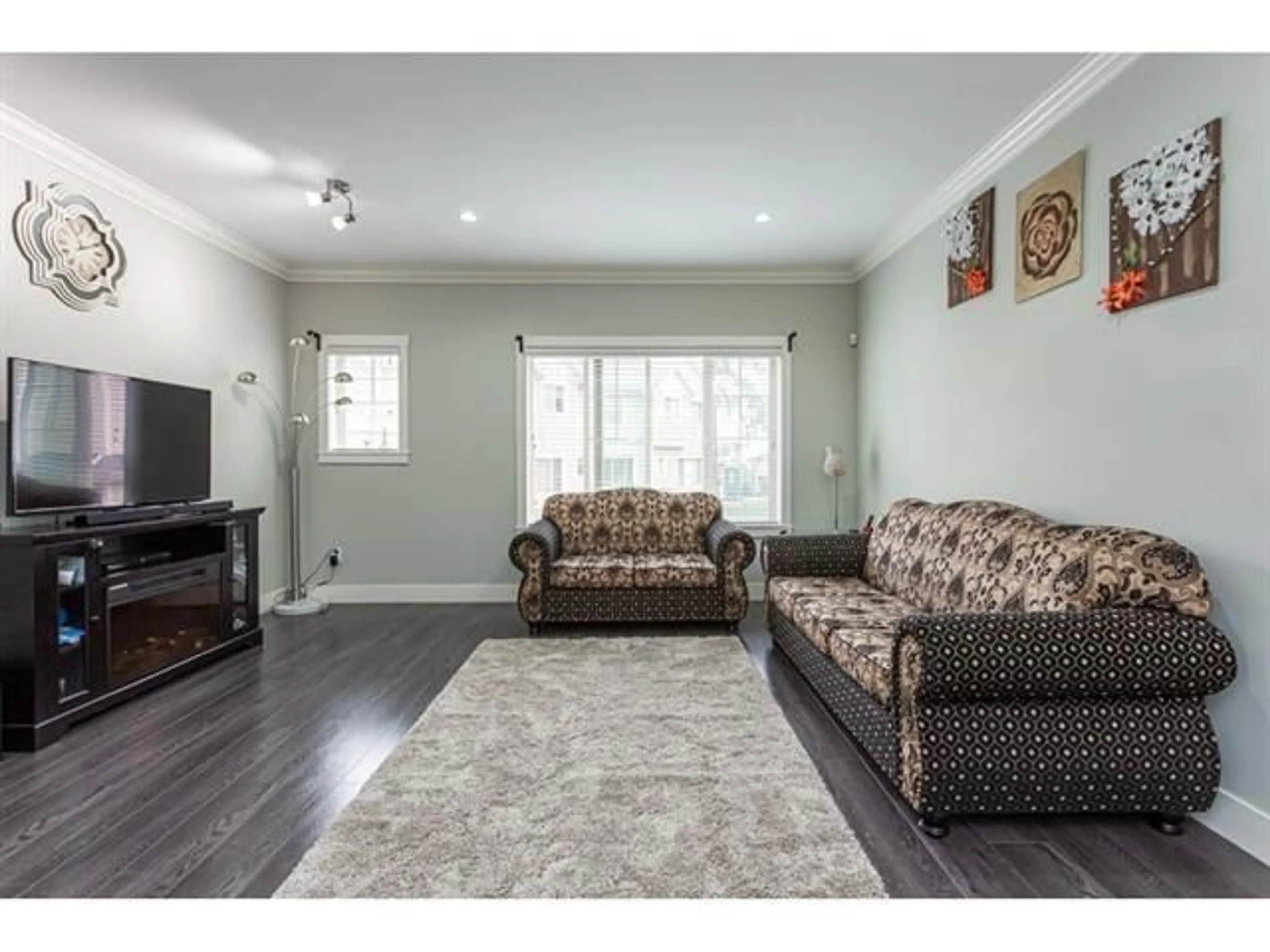 Living room with furniture, wood/laminate floor for 64 - 19097 64, Surrey British Columbia V3S6X5