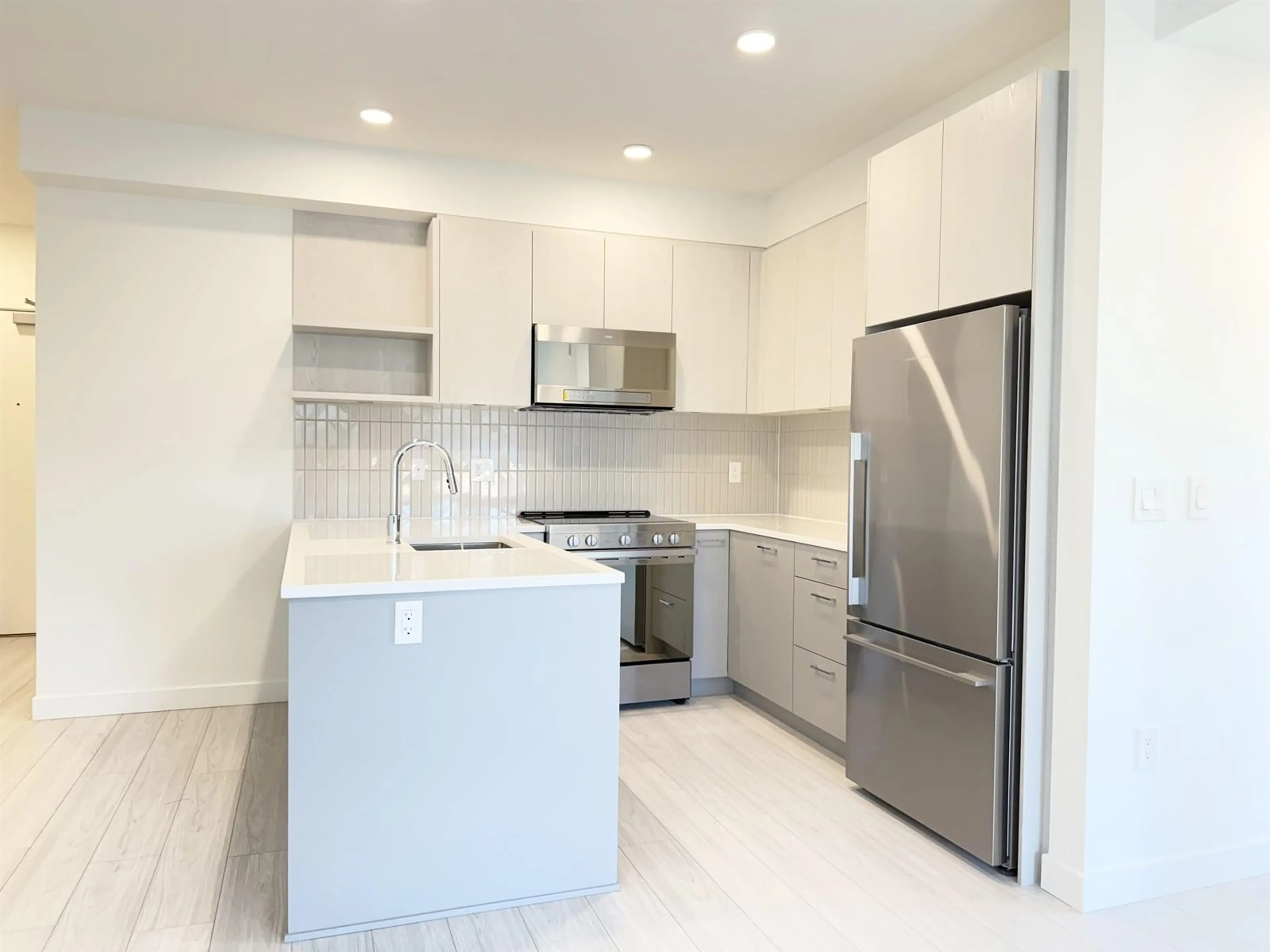 Standard kitchen, unknown for 505 - 10777 138, Surrey British Columbia V3T0T5