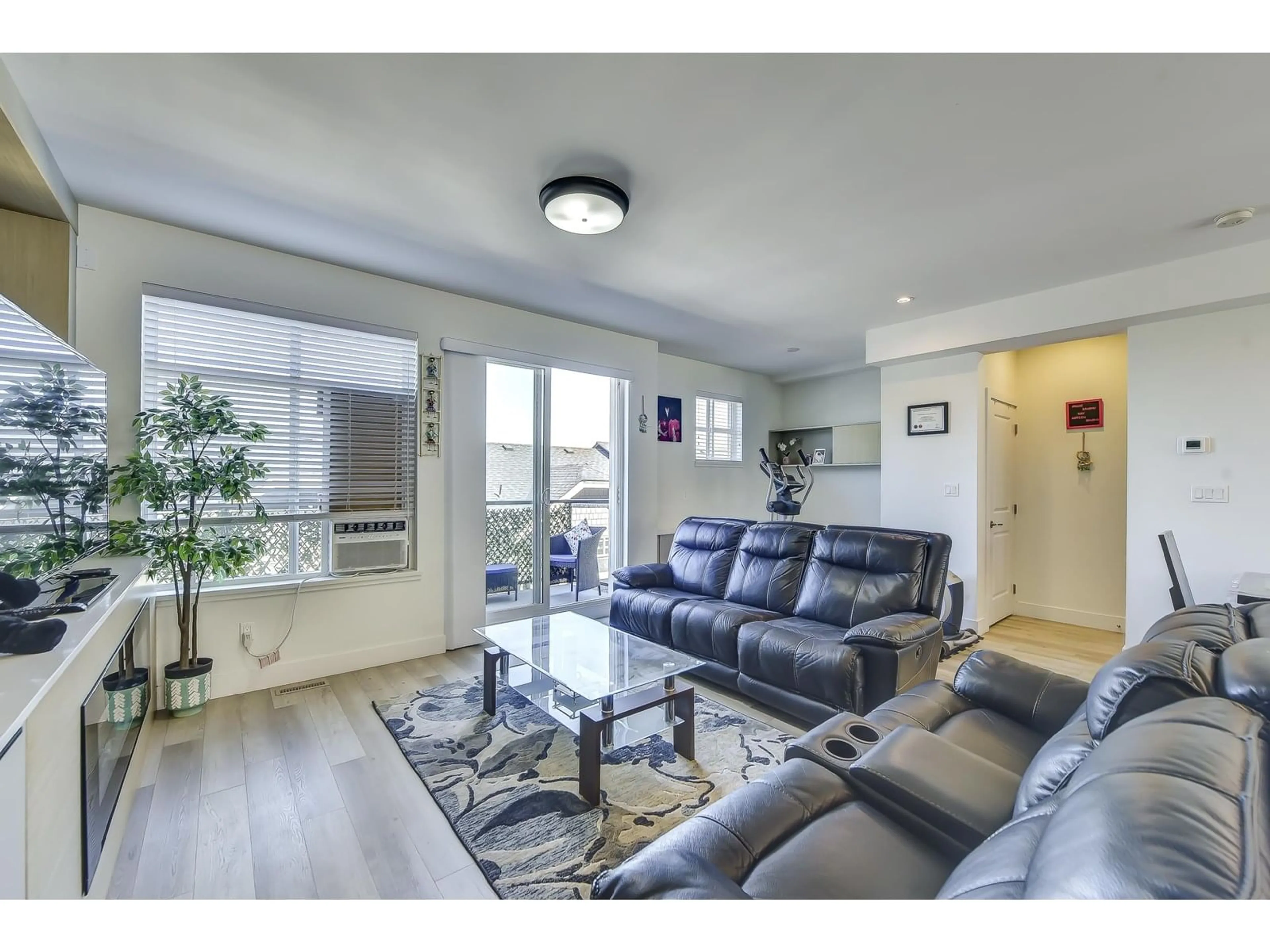 Living room with furniture, unknown for 33 - 10488 124, Surrey British Columbia V3V0E9