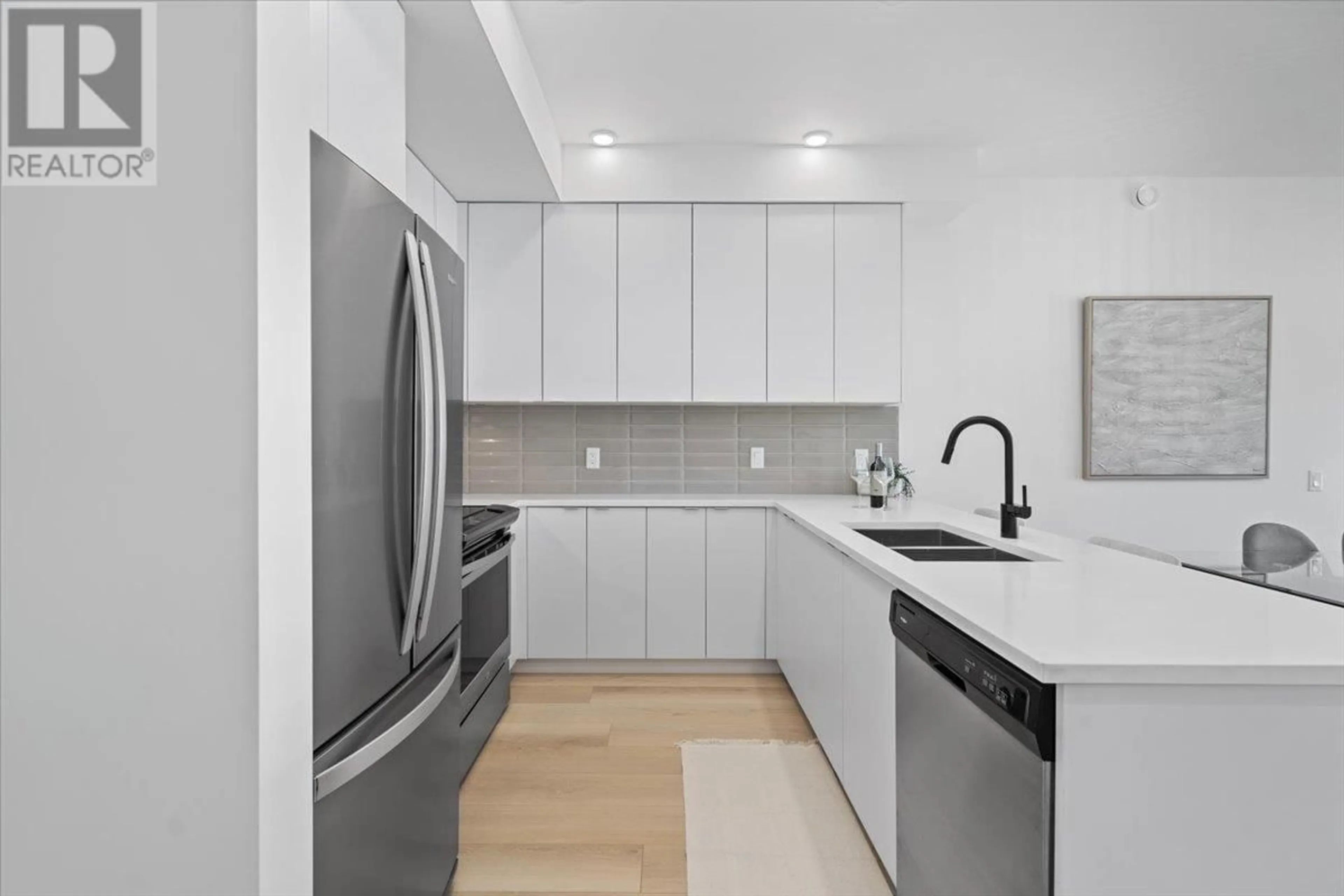 Standard kitchen, ceramic/tile floor for 400 - 610 BRANTFORD STREET, New Westminster British Columbia V3M1W7
