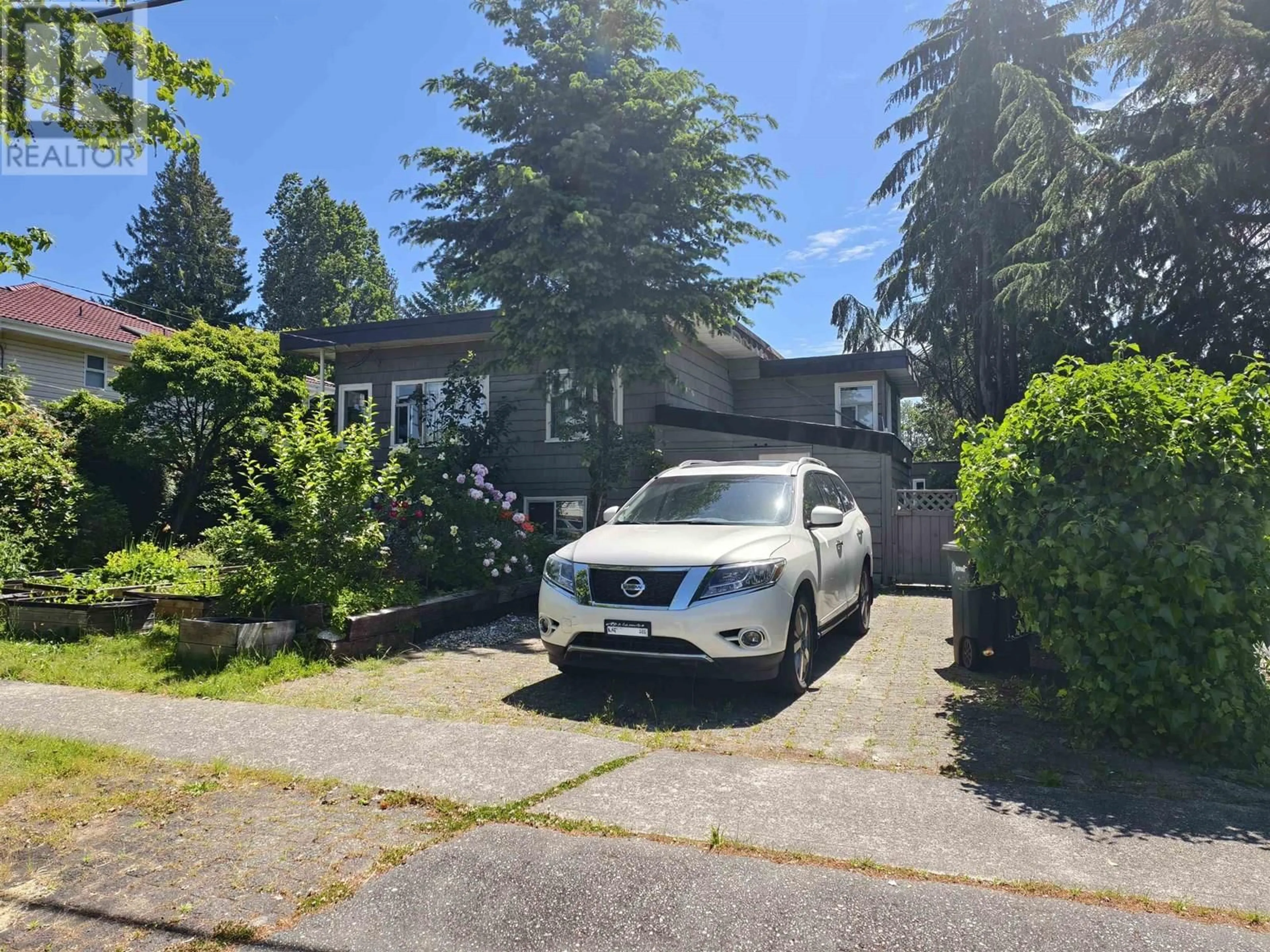 A pic from outside/outdoor area/front of a property/back of a property/a pic from drone, street for 7606 ULSTER STREET, Burnaby British Columbia V5E2E9