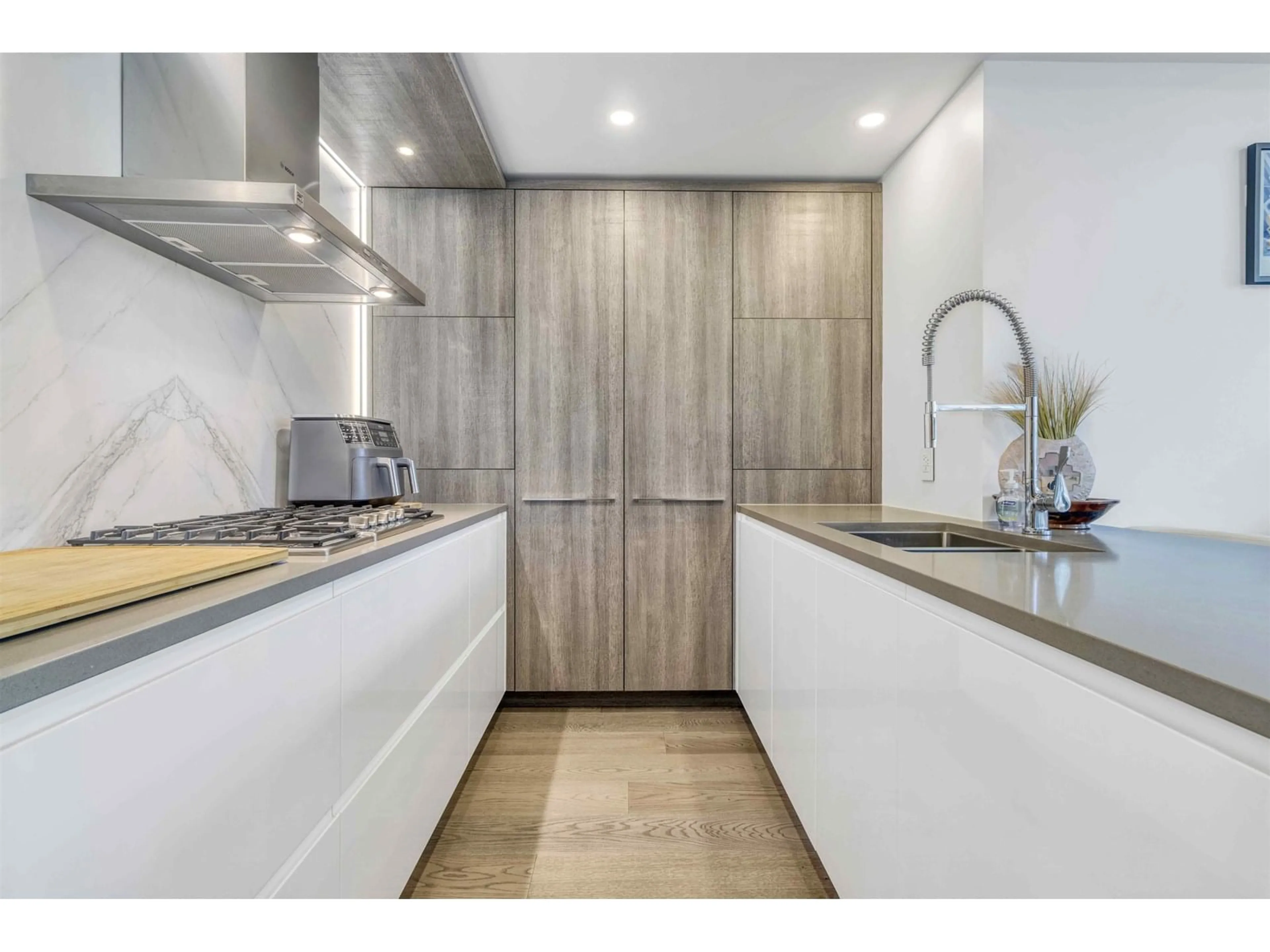 Contemporary kitchen, unknown for #401 1441 JOHNSTON RD., White Rock British Columbia V4B3Z4