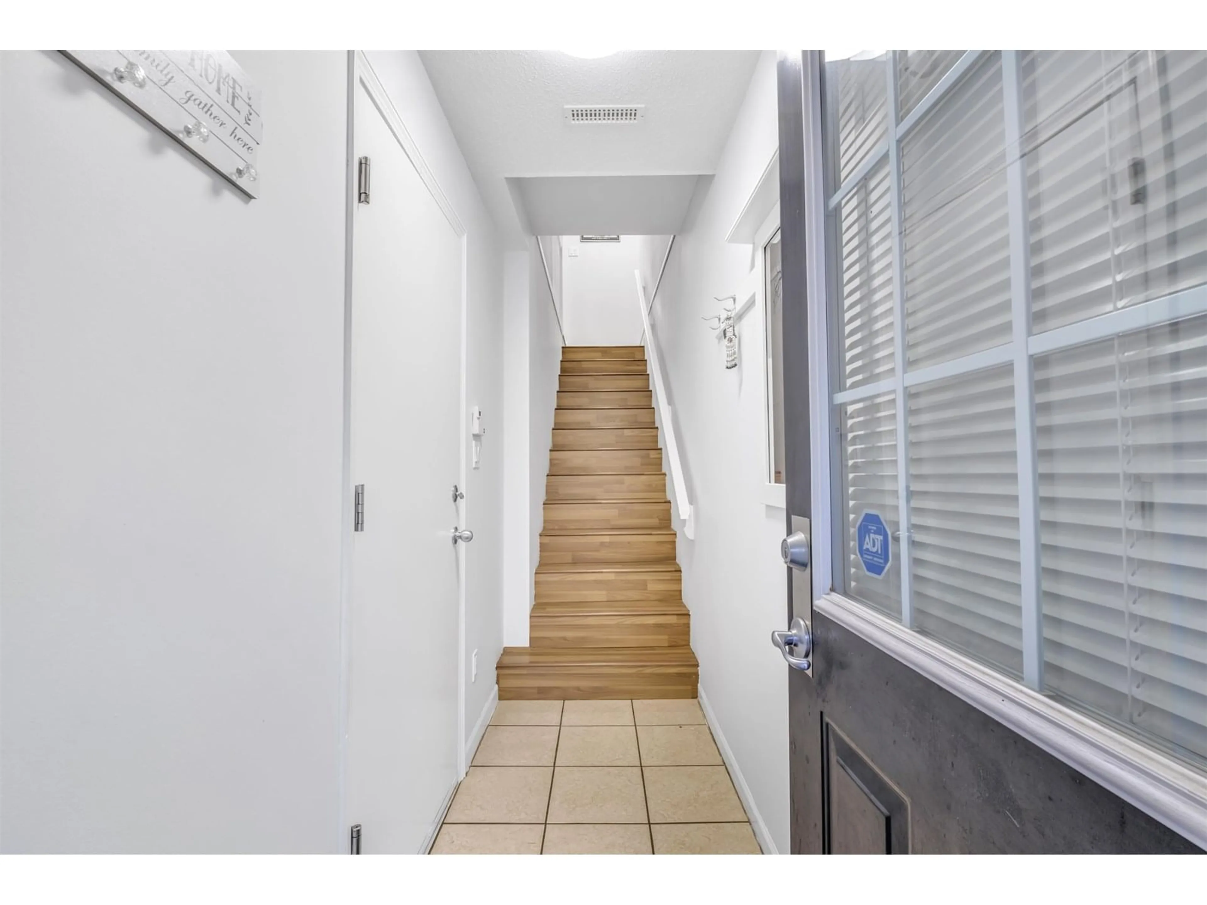 Indoor foyer for 38 - 9559 130A, Surrey British Columbia V3V5N9