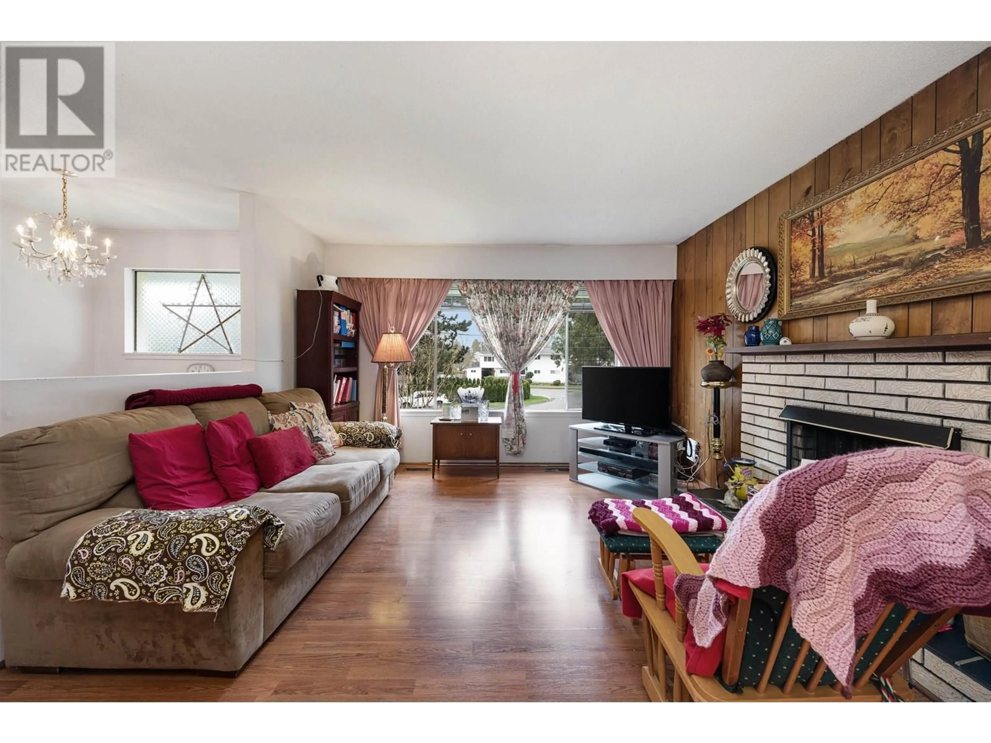 Living room with furniture, wood/laminate floor for 4785 46 AVENUE, Ladner British Columbia V4K1N4