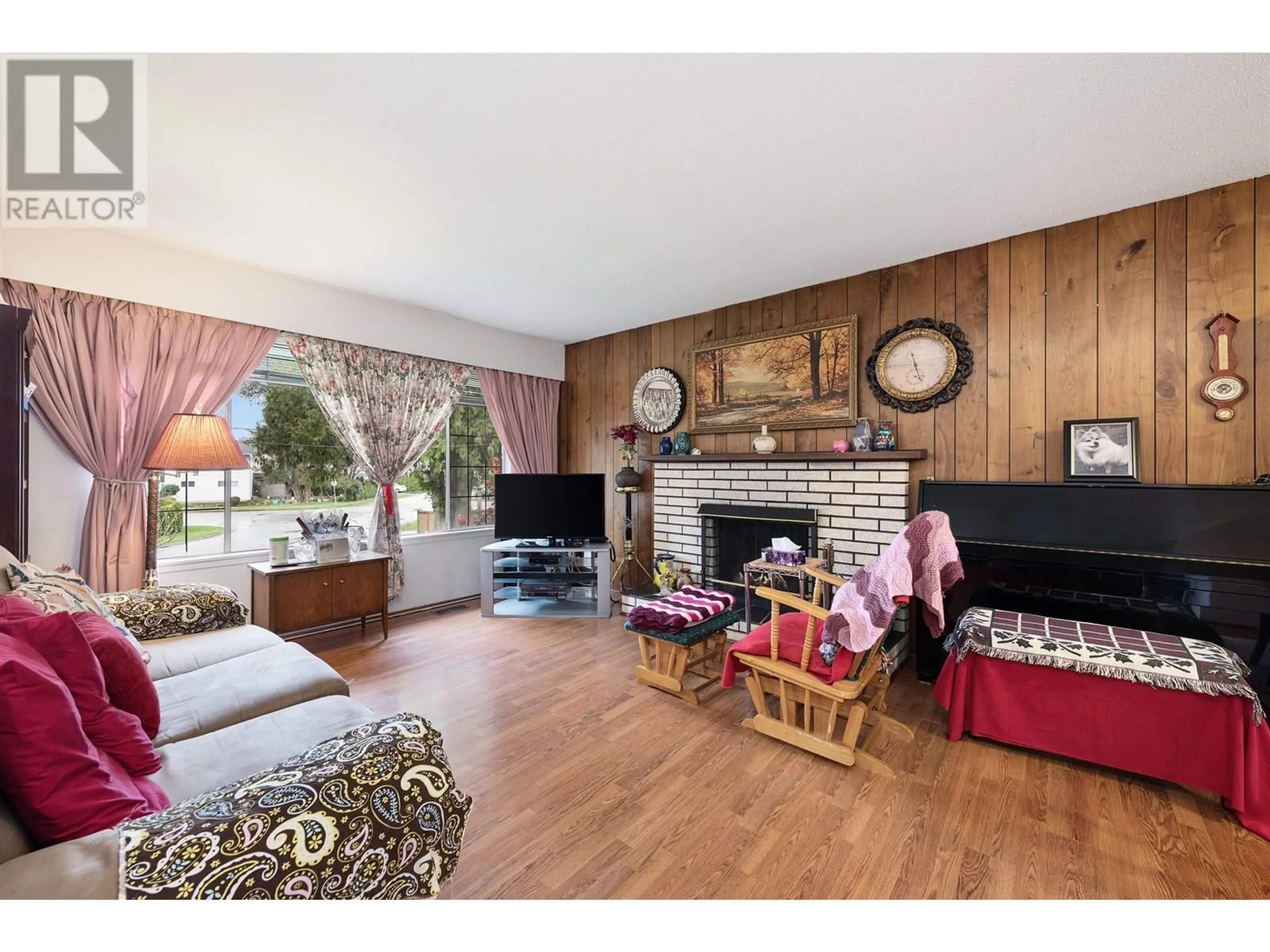 Living room with furniture, wood/laminate floor for 4785 46 AVENUE, Ladner British Columbia V4K1N4