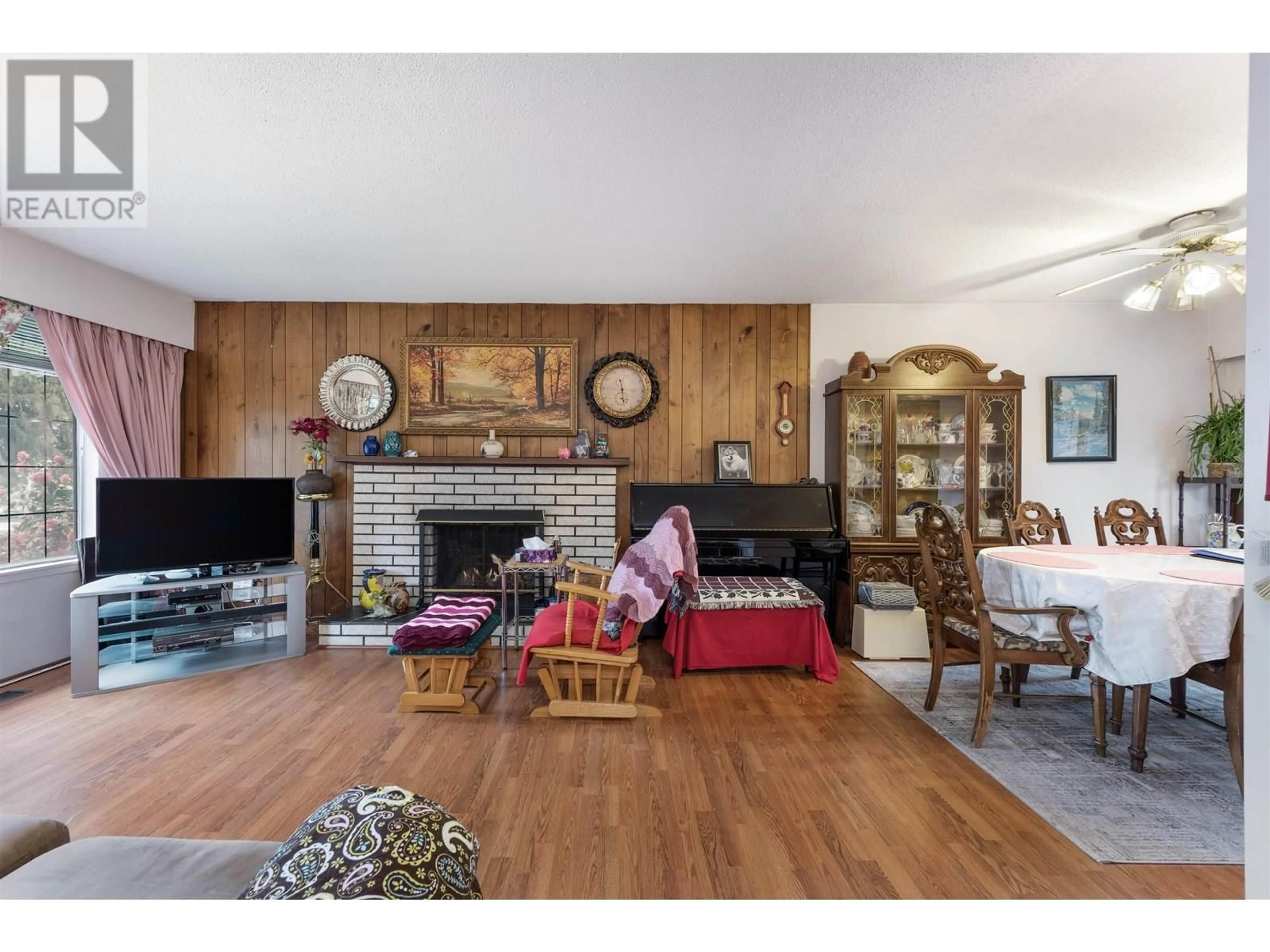 Living room with furniture, wood/laminate floor for 4785 46 AVENUE, Ladner British Columbia V4K1N4