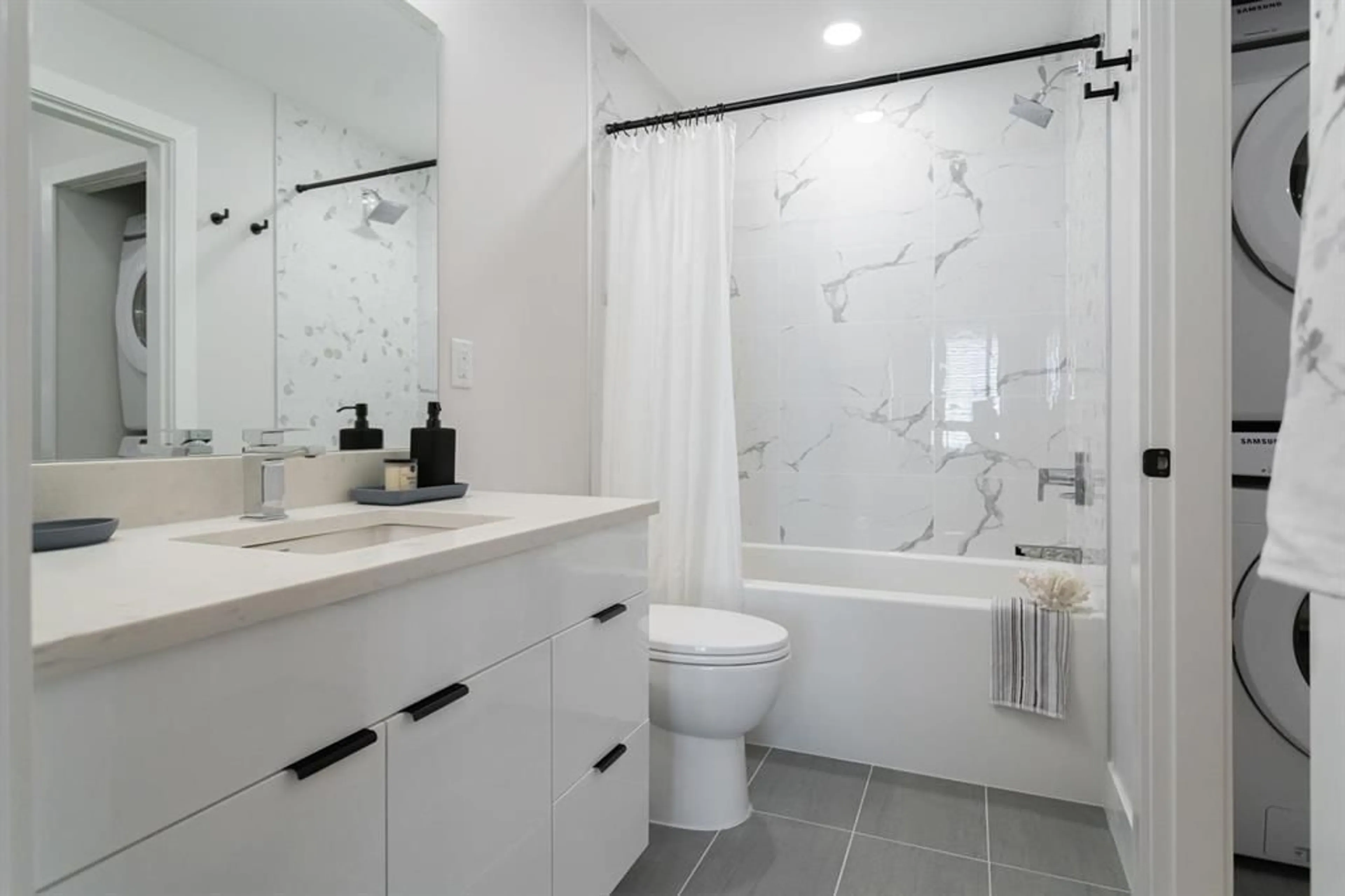 Contemporary bathroom, ceramic/tile floor for 409 - 13458 95 AVE, Surrey British Columbia V3V1P5