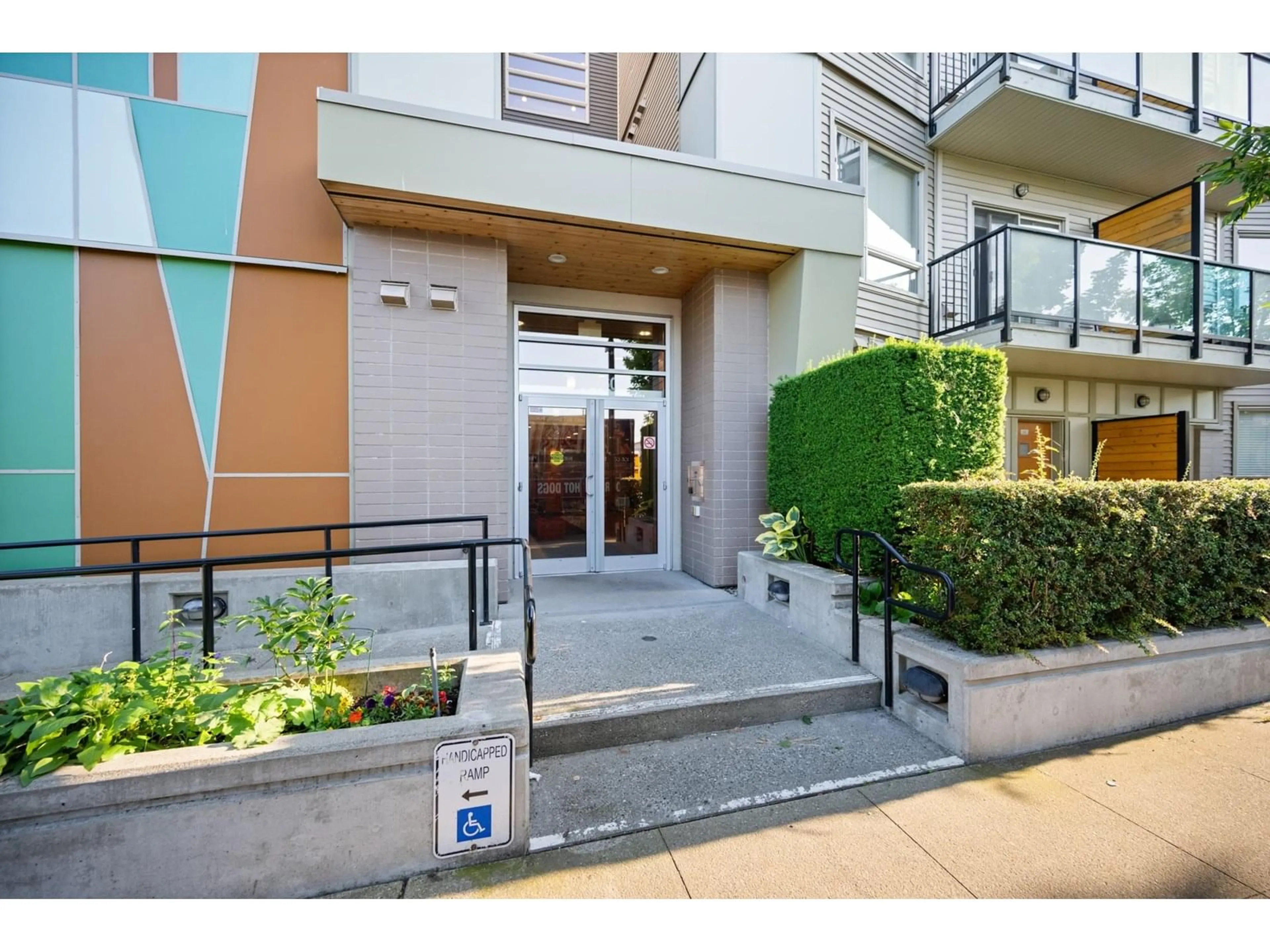 Indoor foyer for 201 - 20460 DOUGLAS, Langley British Columbia V3A0C6