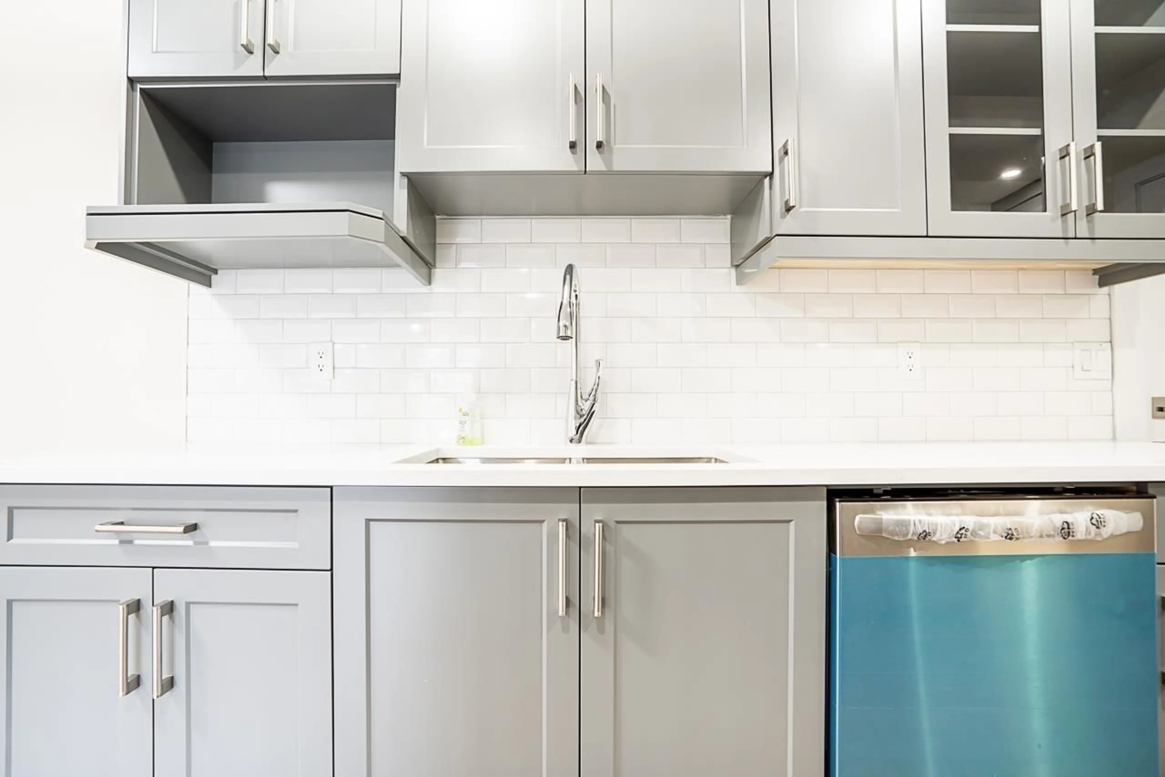 Standard kitchen, ceramic/tile floor for 27036 28, Langley British Columbia V4W3A3