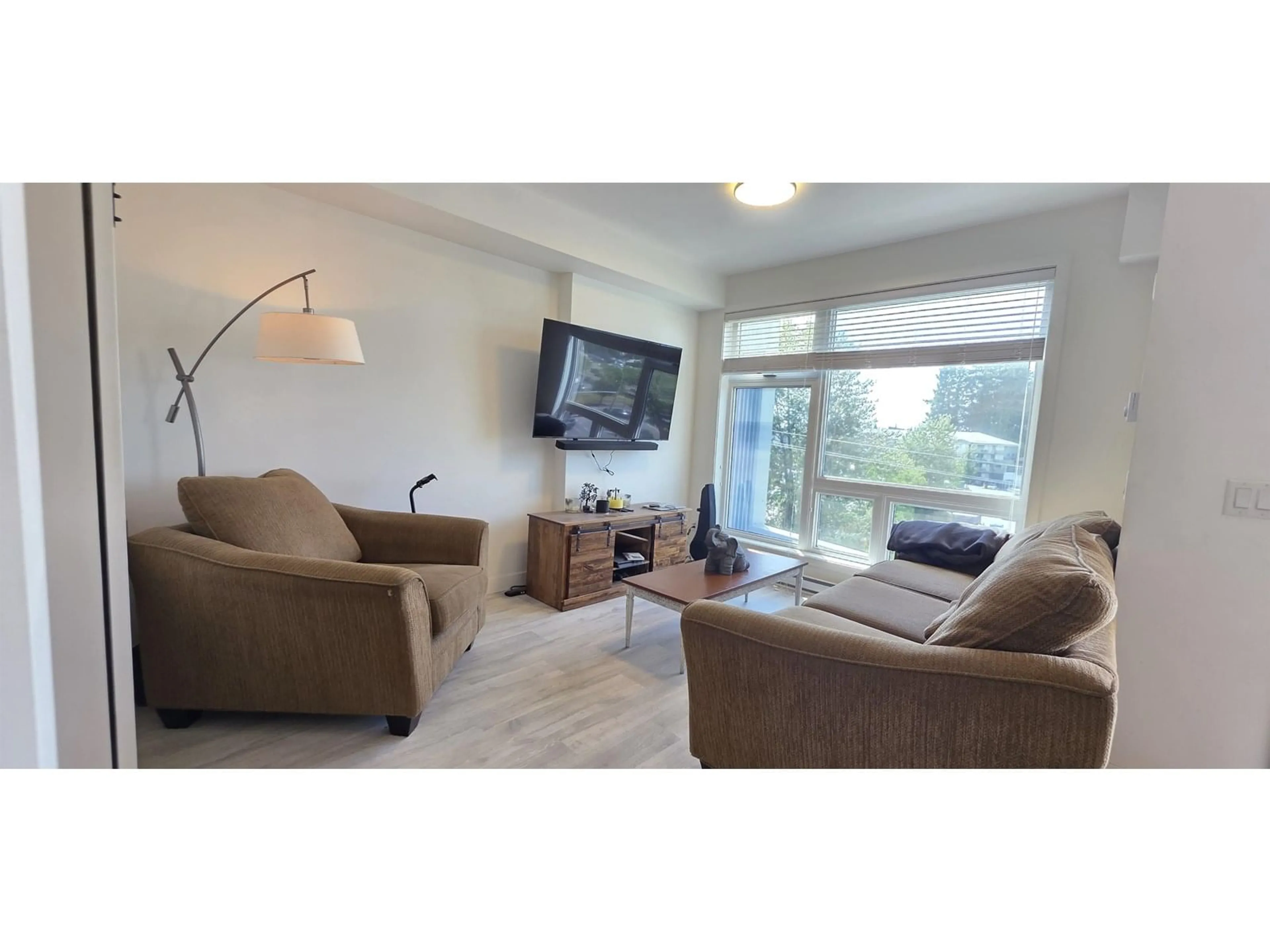 Living room with furniture, wood/laminate floor for 507 - 32828 LANDEAU, Abbotsford British Columbia V2S0M6