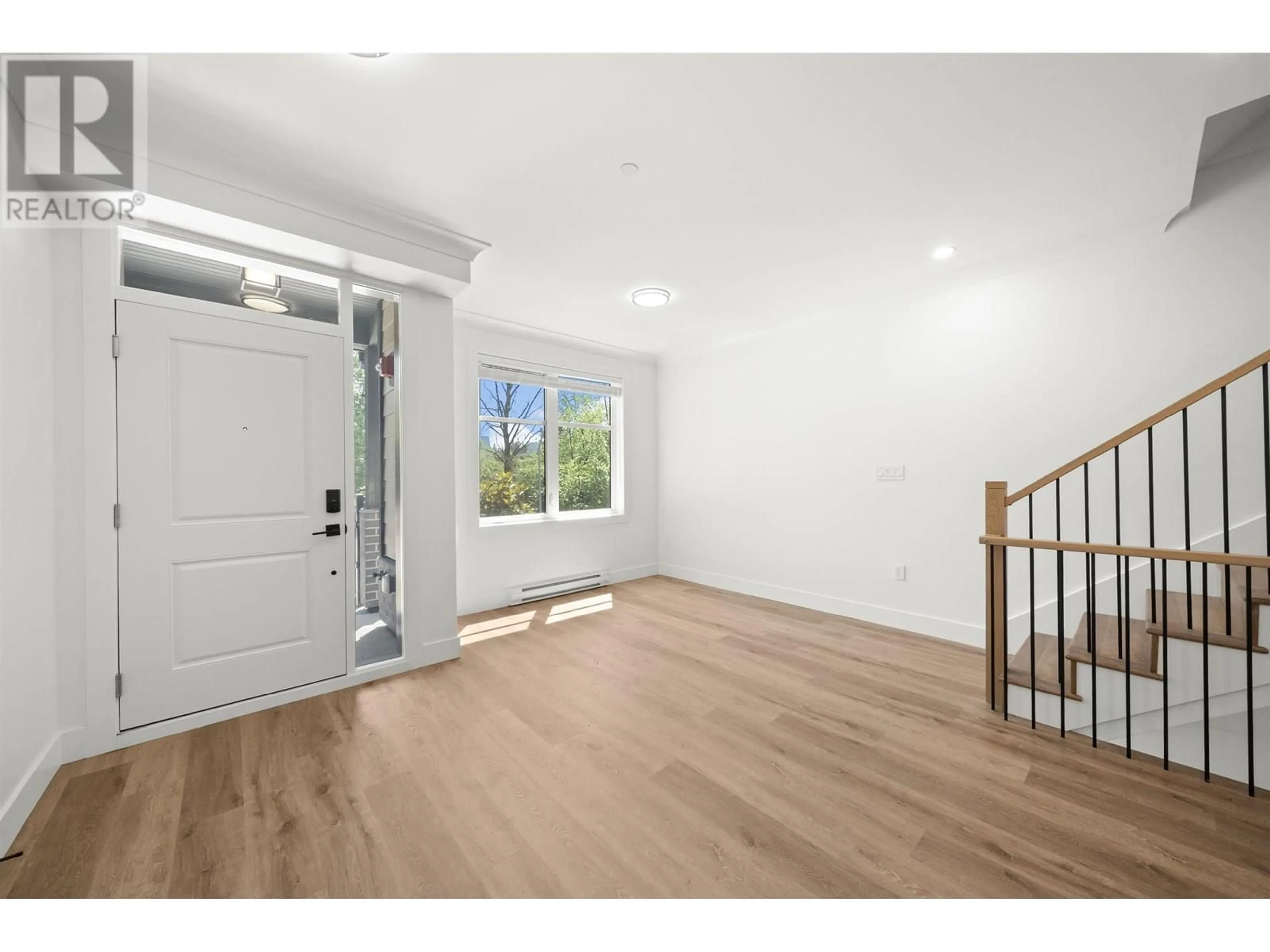 Indoor entryway for 43 EIGHTH AVENUE, New Westminster British Columbia V3L4J4