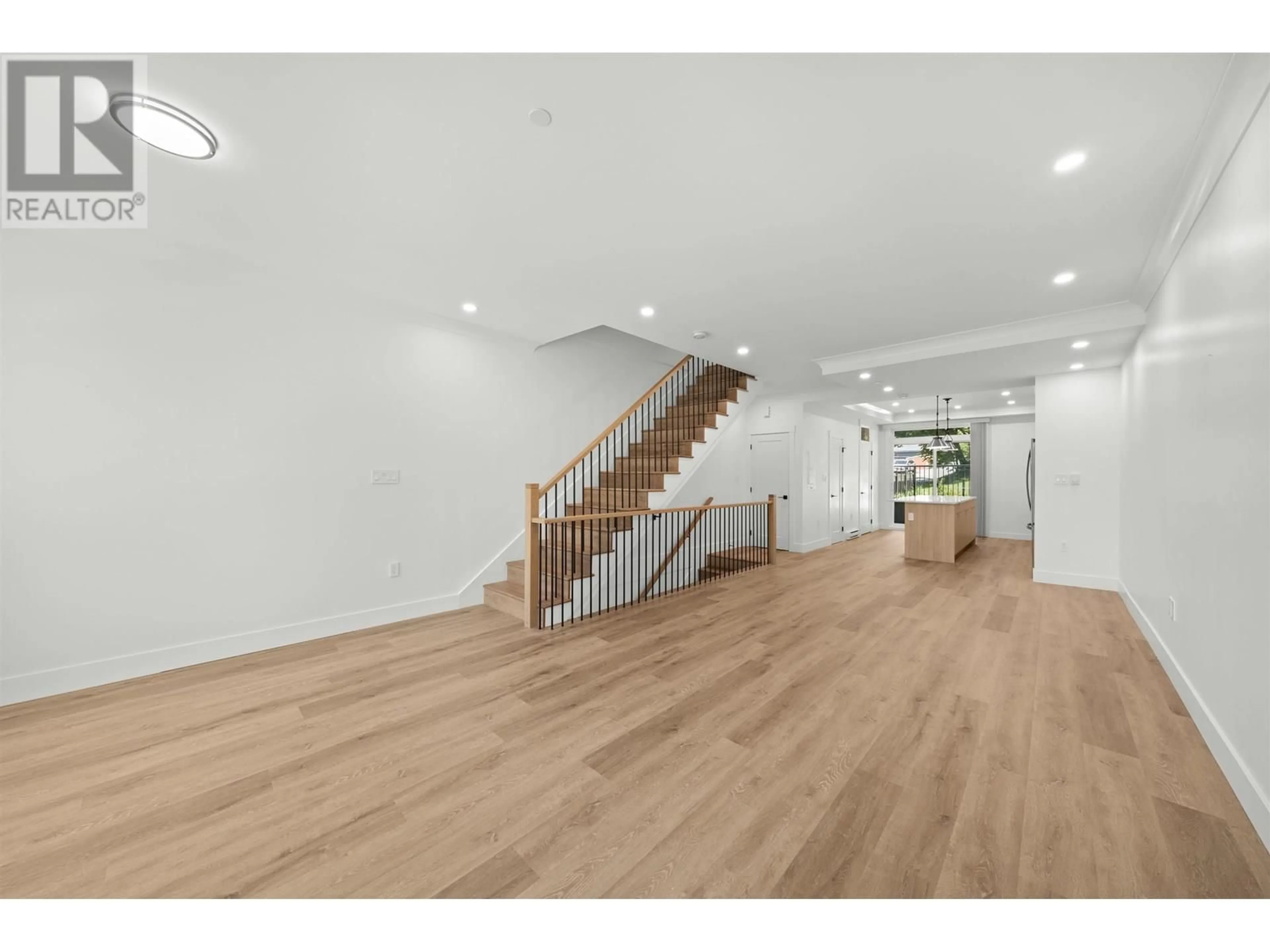 Indoor foyer for 43 EIGHTH AVENUE, New Westminster British Columbia V3L4J4