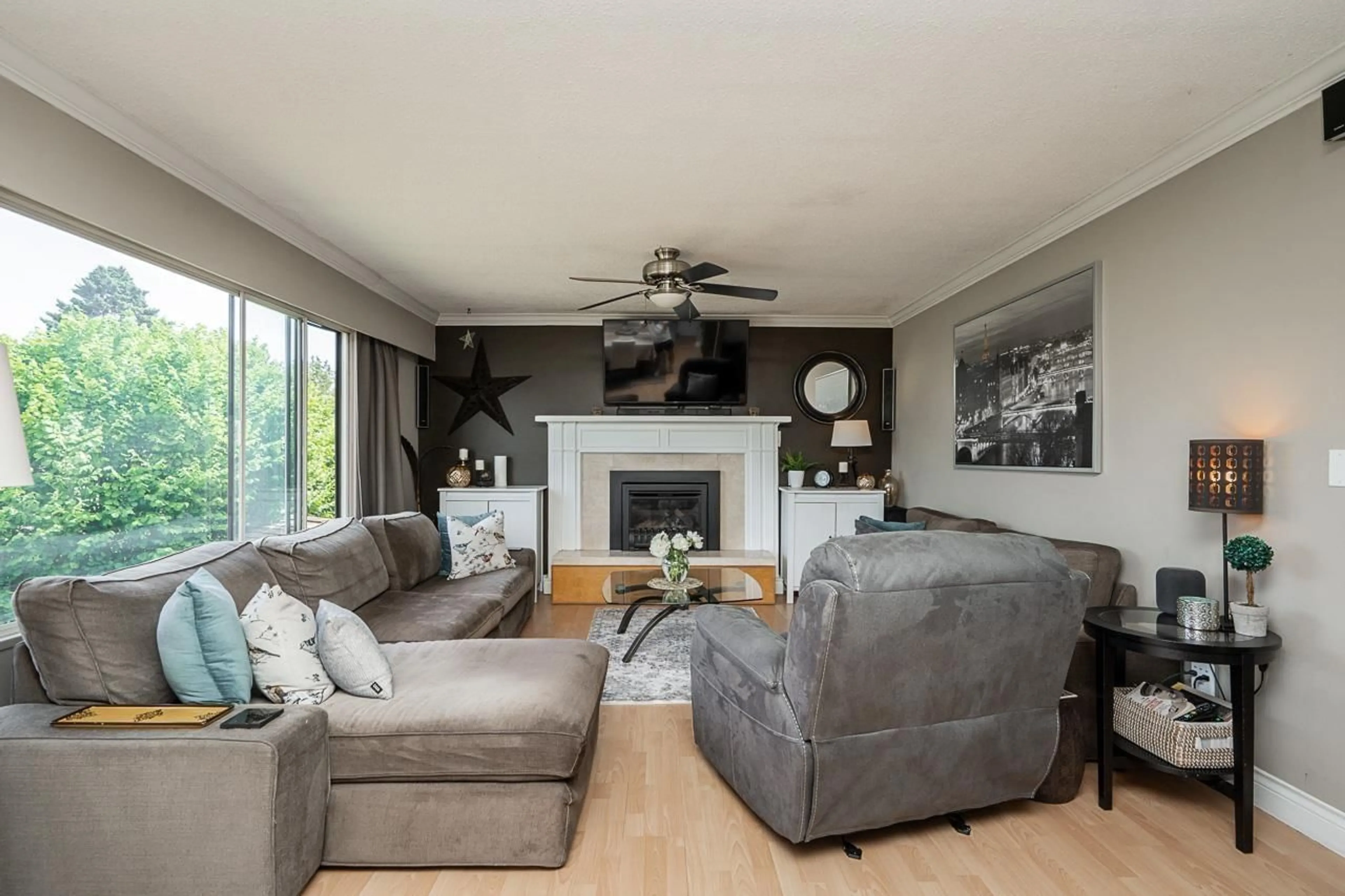 Living room with furniture, wood/laminate floor for 11112 PITMAN, Delta British Columbia V4C7K7