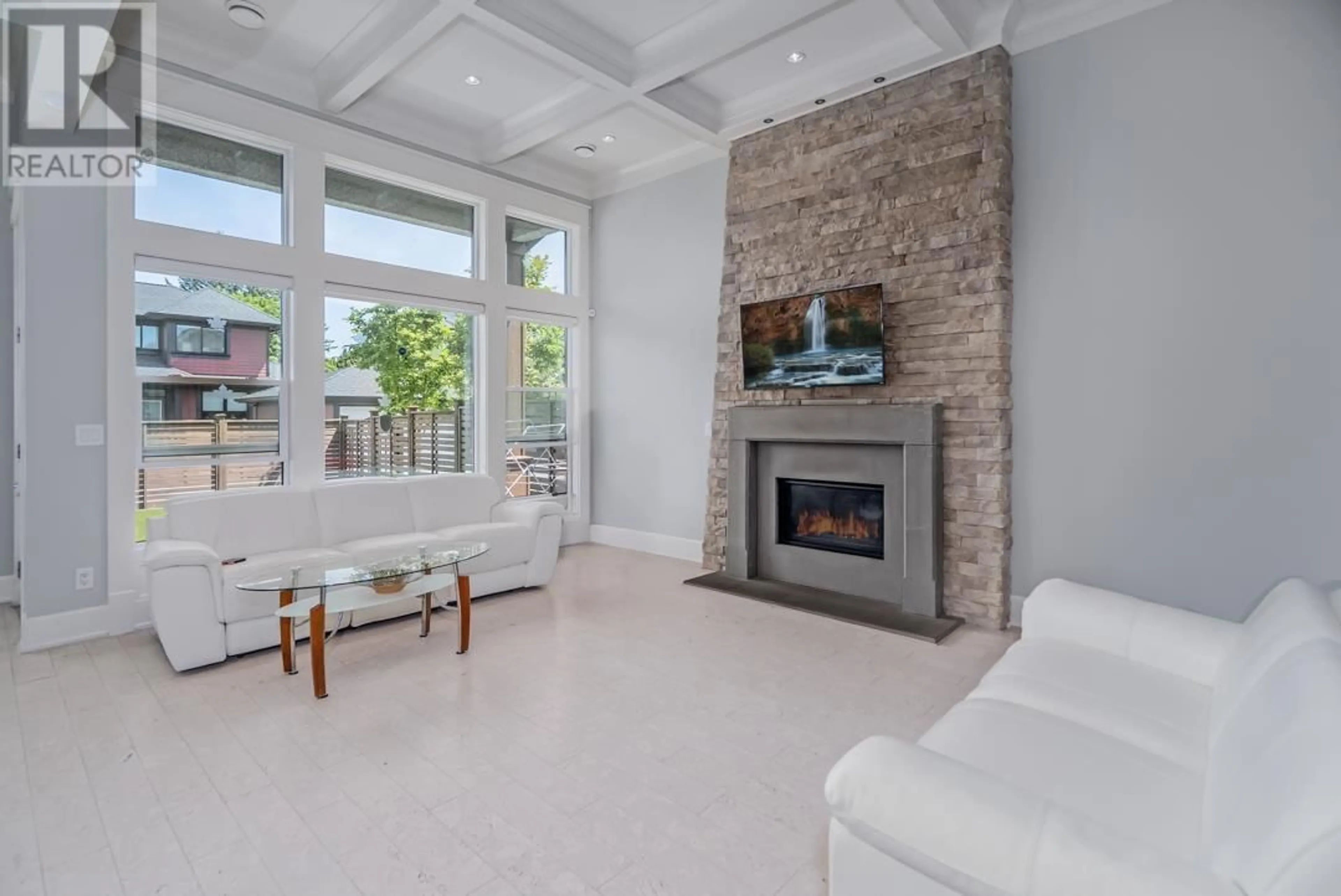 Living room with furniture, unknown for 810 SPERLING AVENUE, Burnaby British Columbia V5B4H8