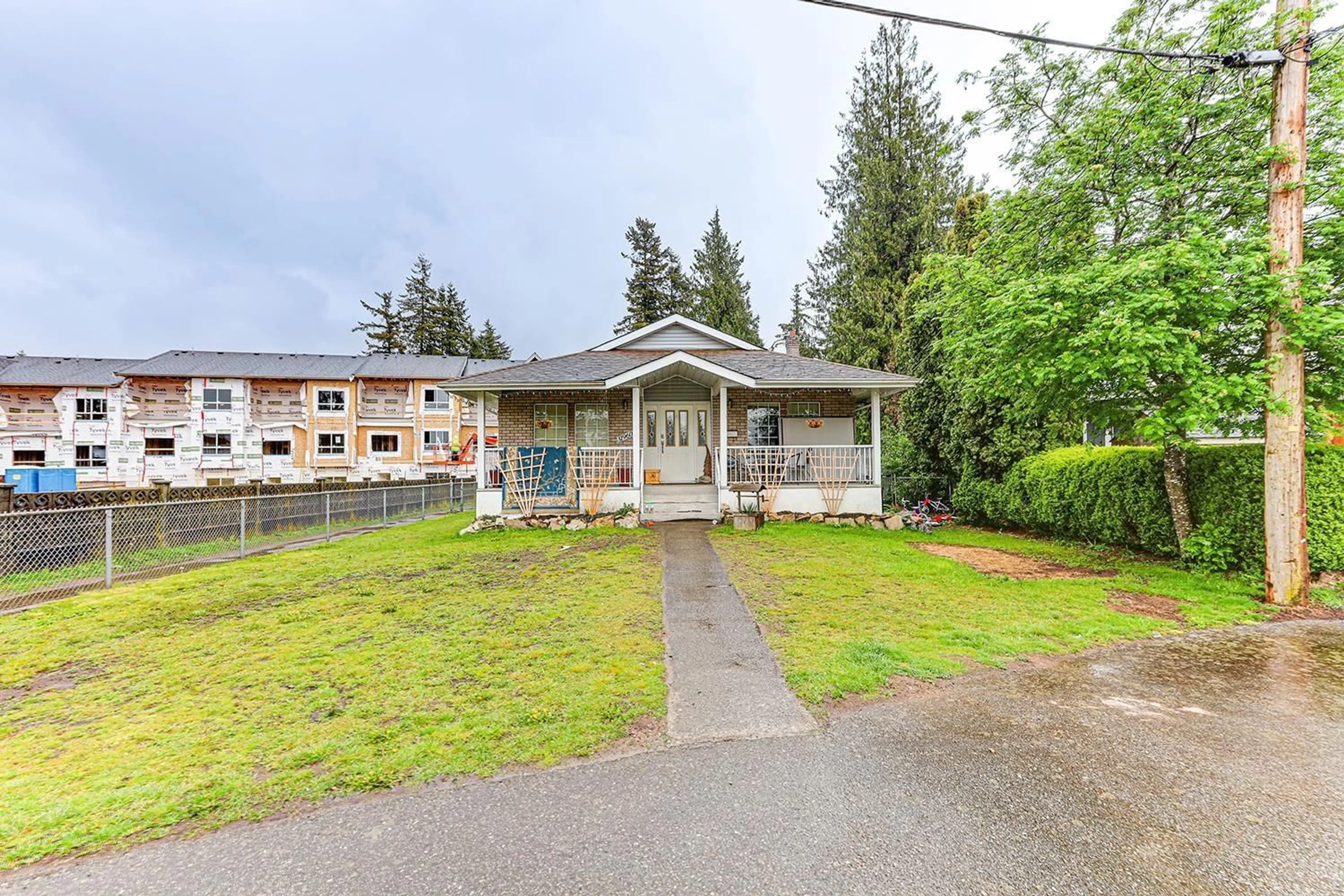 A pic from outside/outdoor area/front of a property/back of a property/a pic from drone, street for 31960 ROYAL, Abbotsford British Columbia V2T2J3