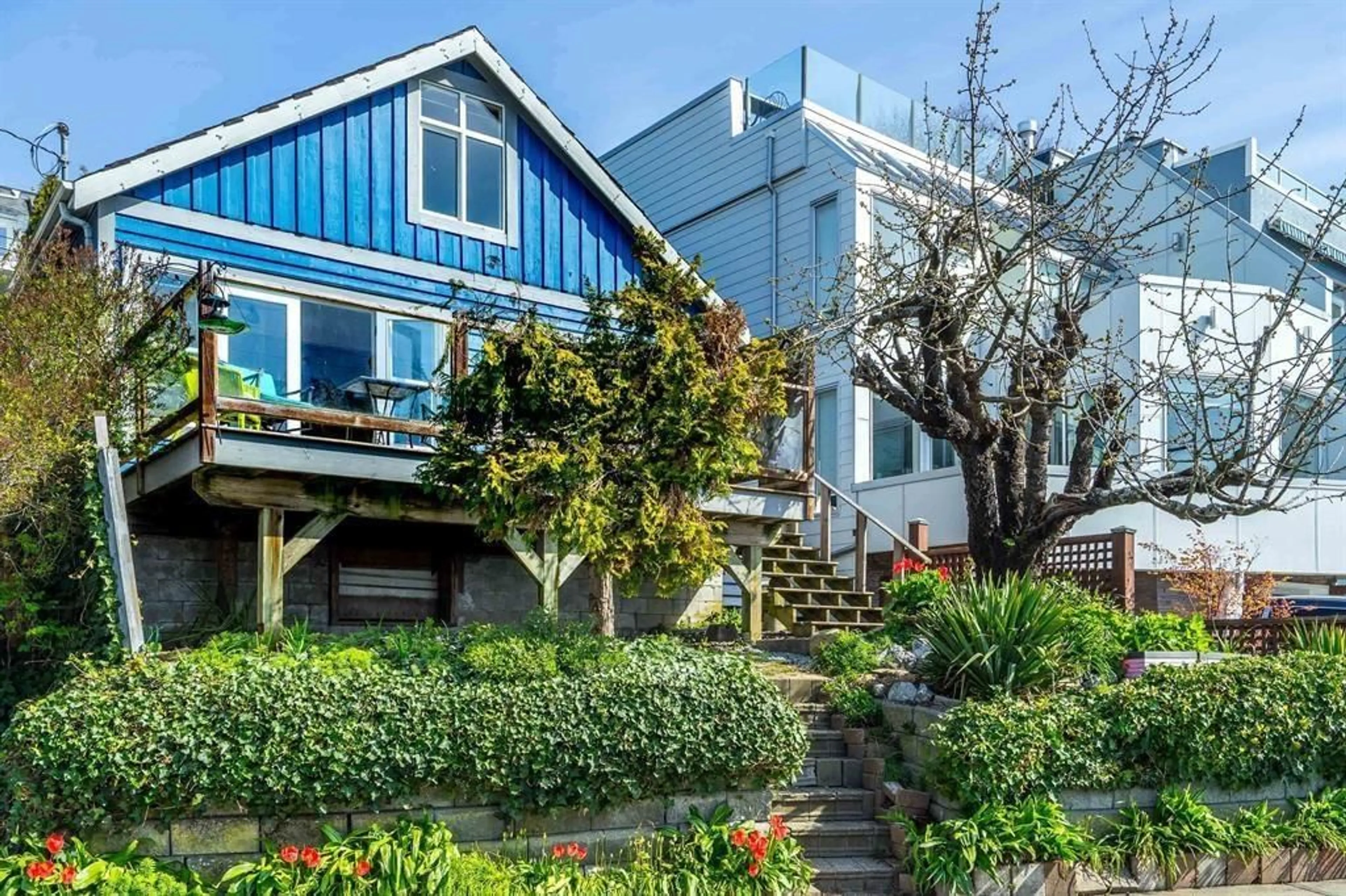 Home with vinyl exterior material, street for 15161 VICTORIA, White Rock British Columbia V4B1G5