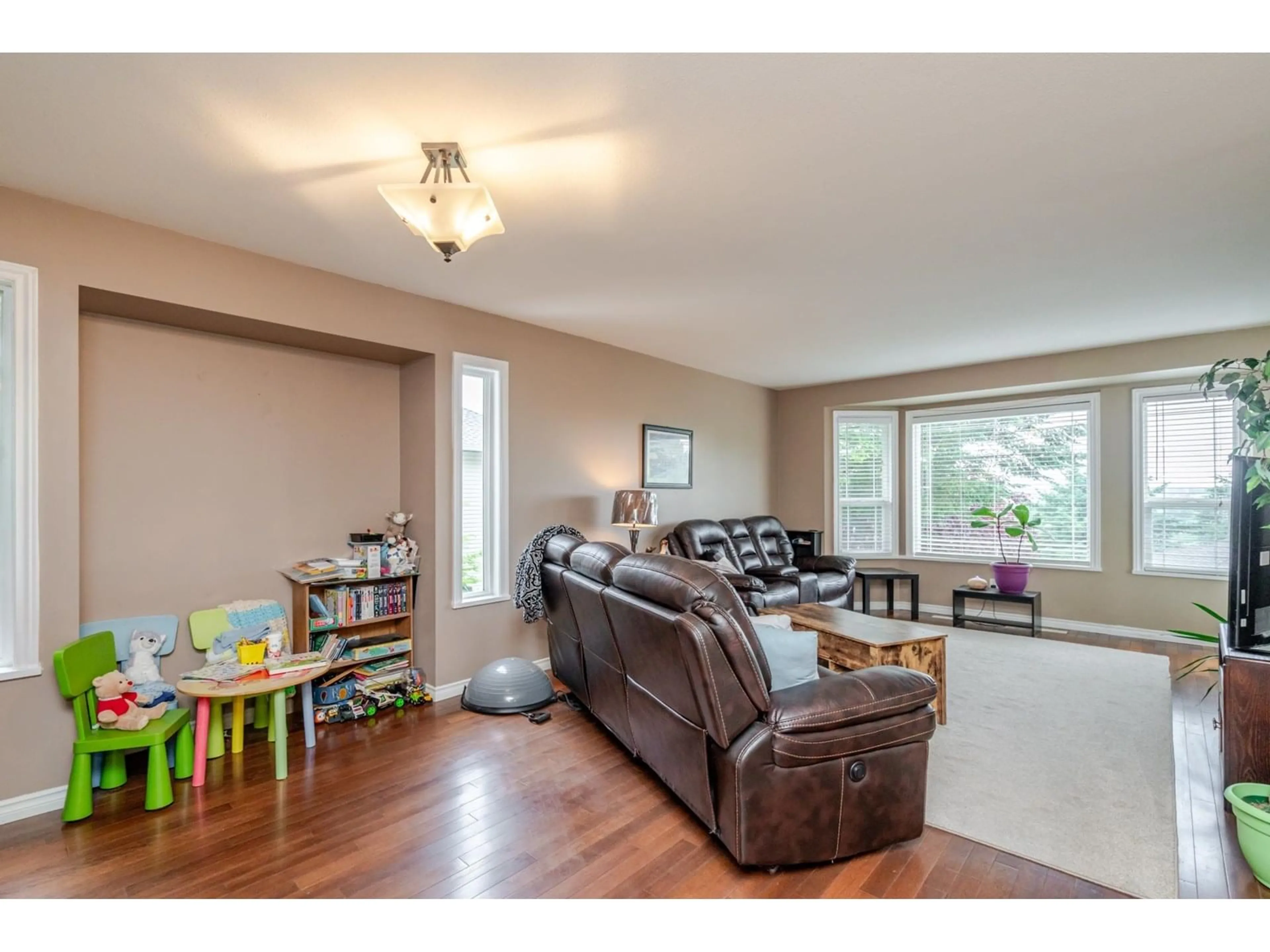 Living room with furniture, wood/laminate floor for 35543 DINA, Abbotsford British Columbia V3G1L7