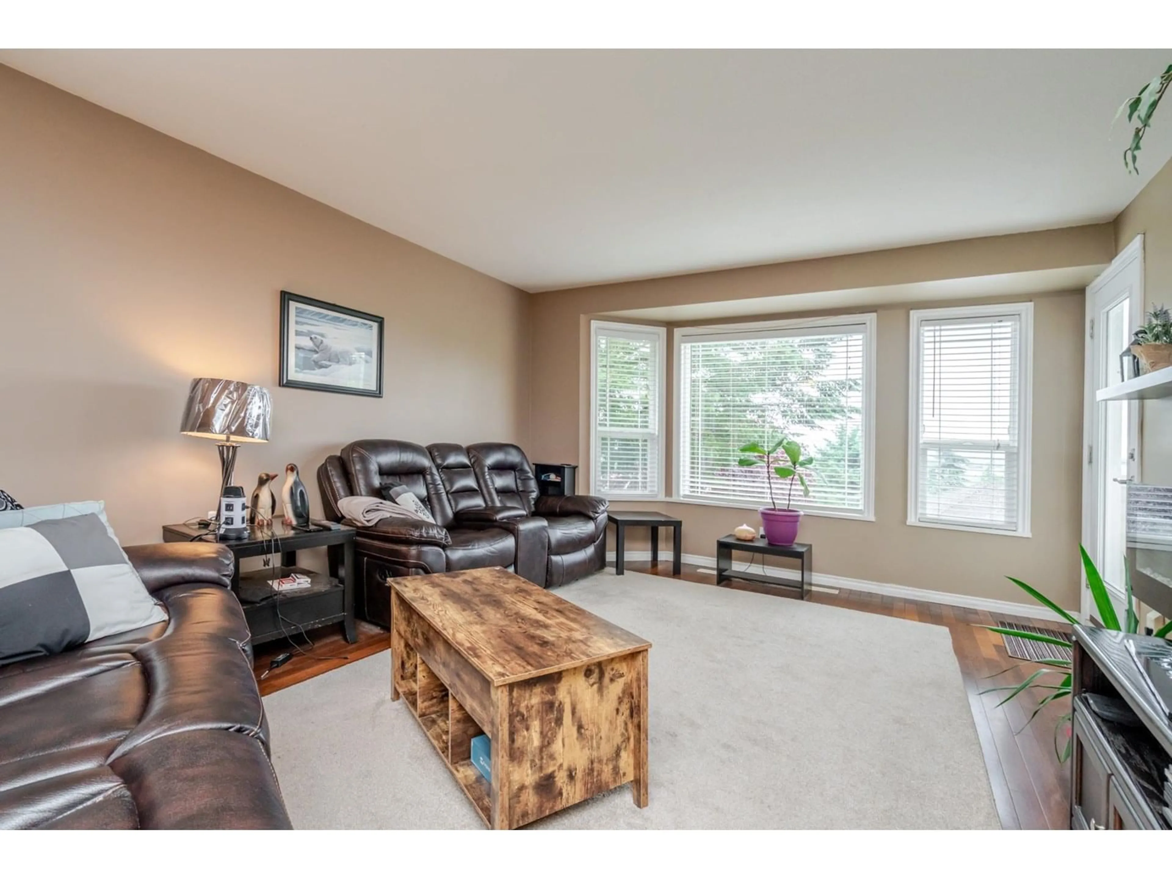 Living room with furniture, wood/laminate floor for 35543 DINA, Abbotsford British Columbia V3G1L7