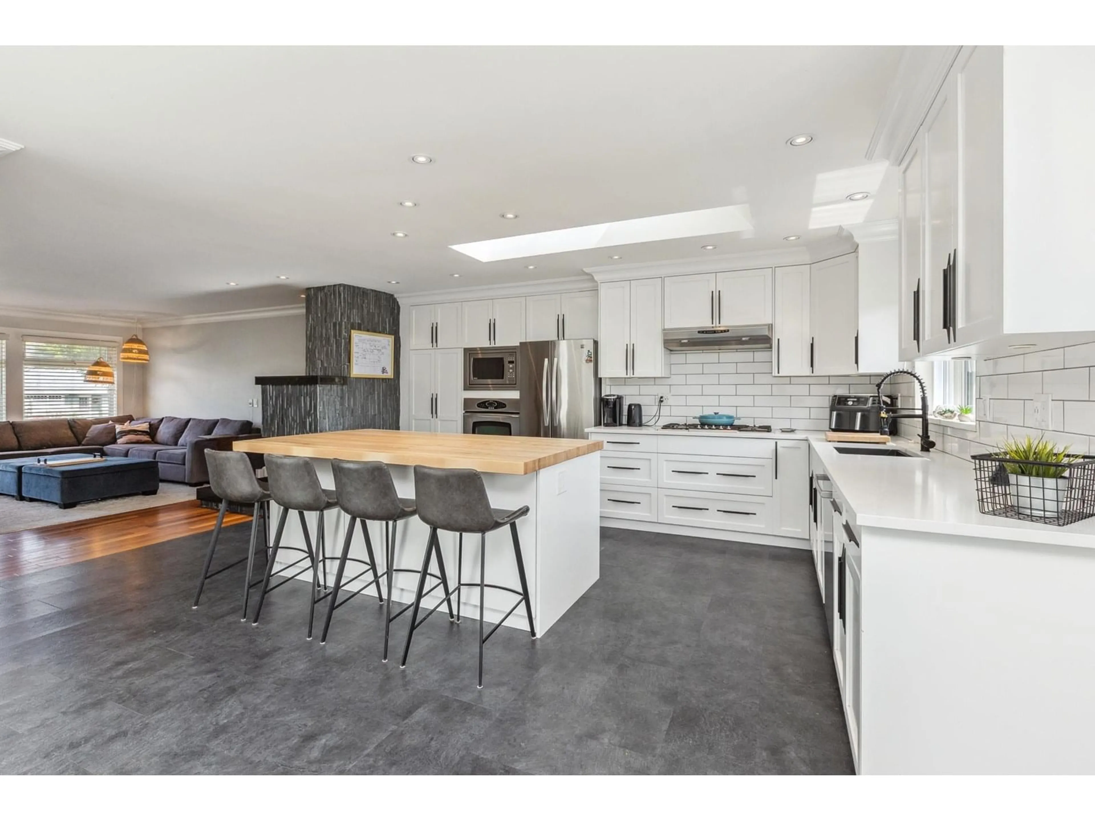 Open concept kitchen, unknown for 14418 16A, Surrey British Columbia V4A5T8