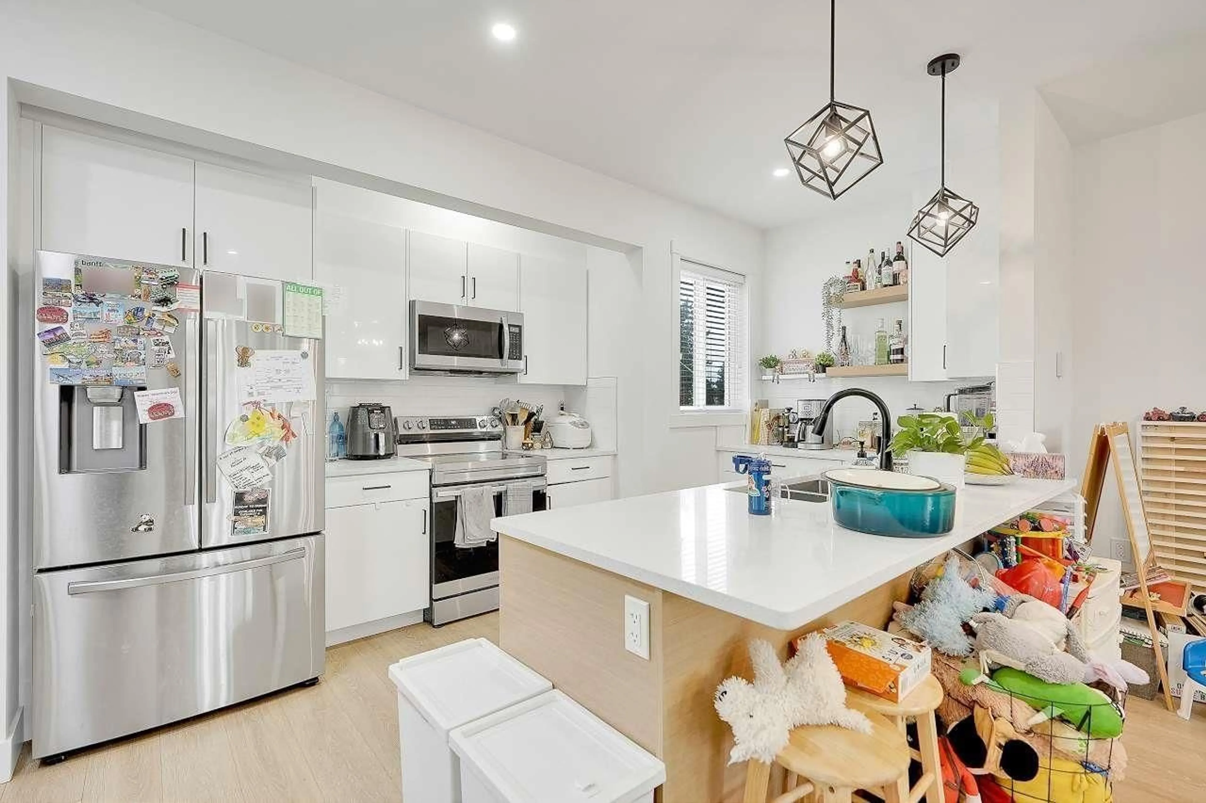Open concept kitchen, ceramic/tile floor for 2 - 5780 174, Surrey British Columbia V3S7K3