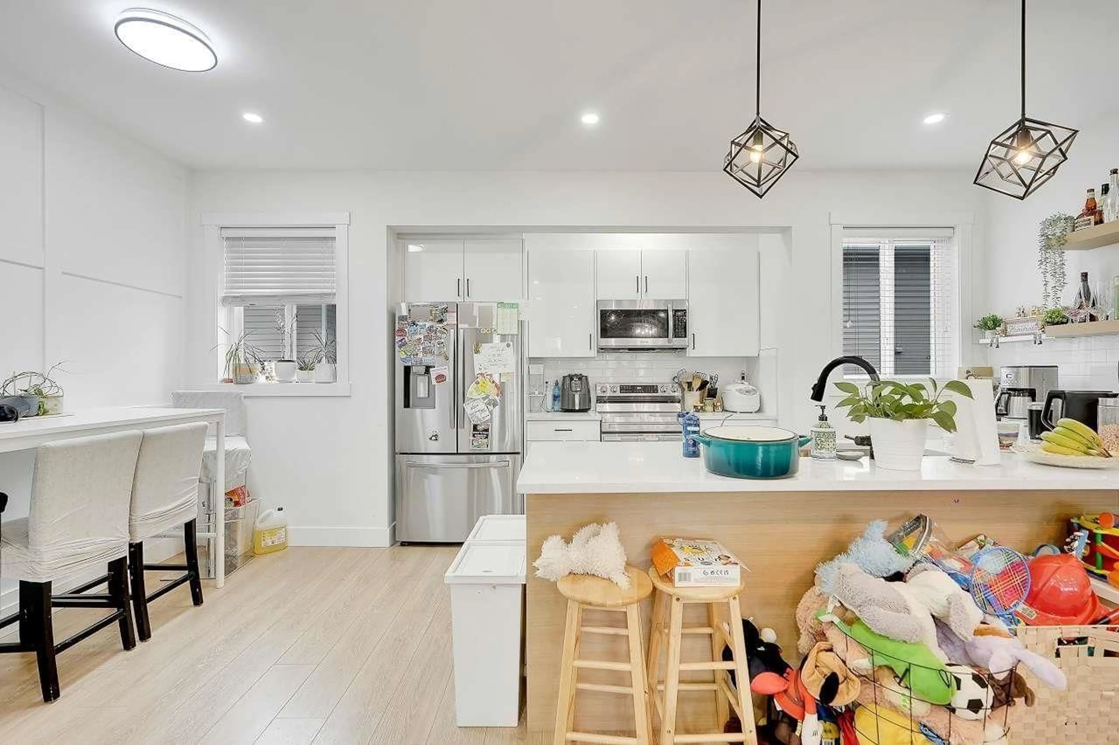 Open concept kitchen, unknown for 2 - 5780 174, Surrey British Columbia V3S7K3