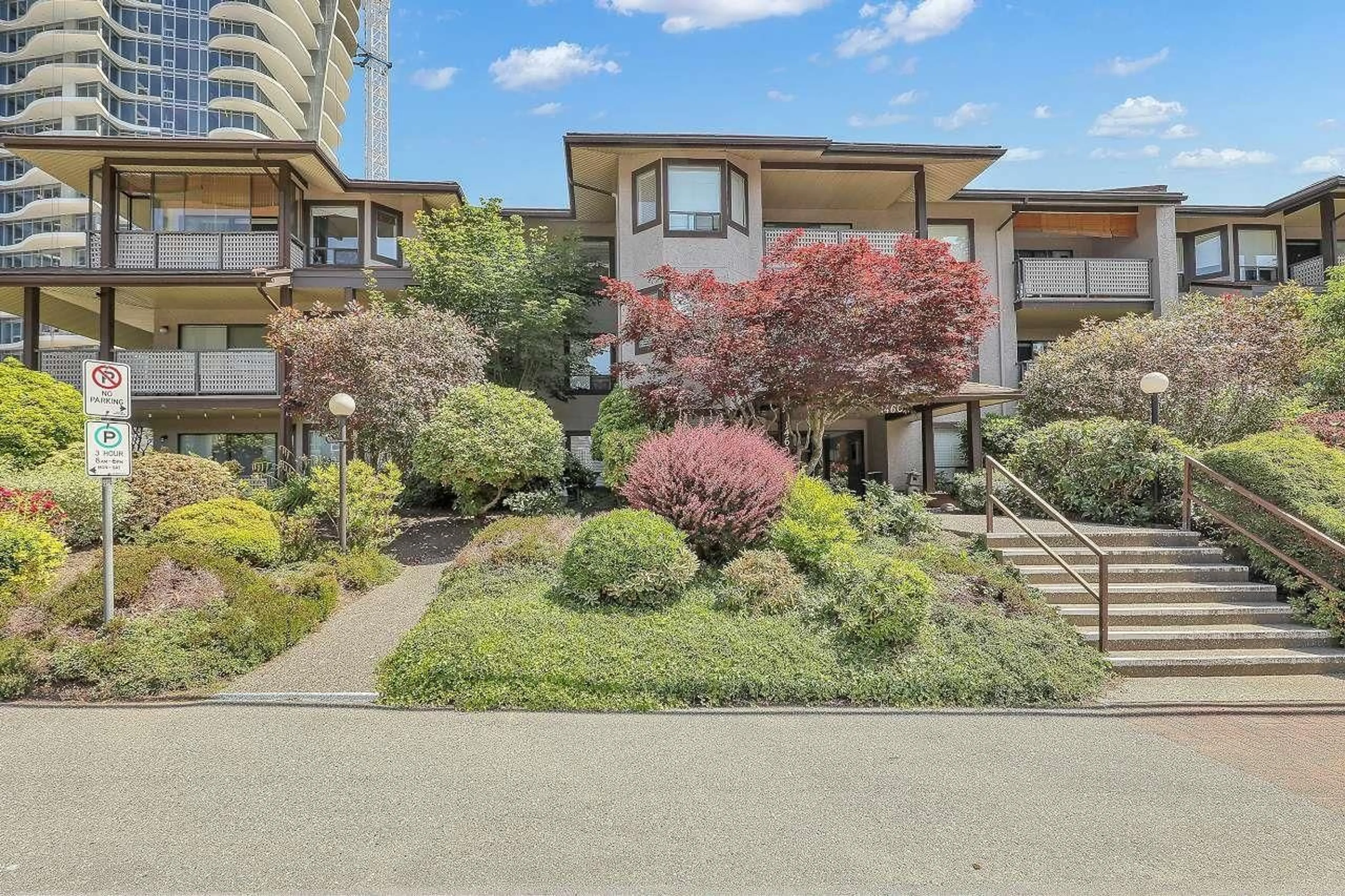 A pic from outside/outdoor area/front of a property/back of a property/a pic from drone, unknown for 202 - 1460 MARTIN, White Rock British Columbia V4B3W7