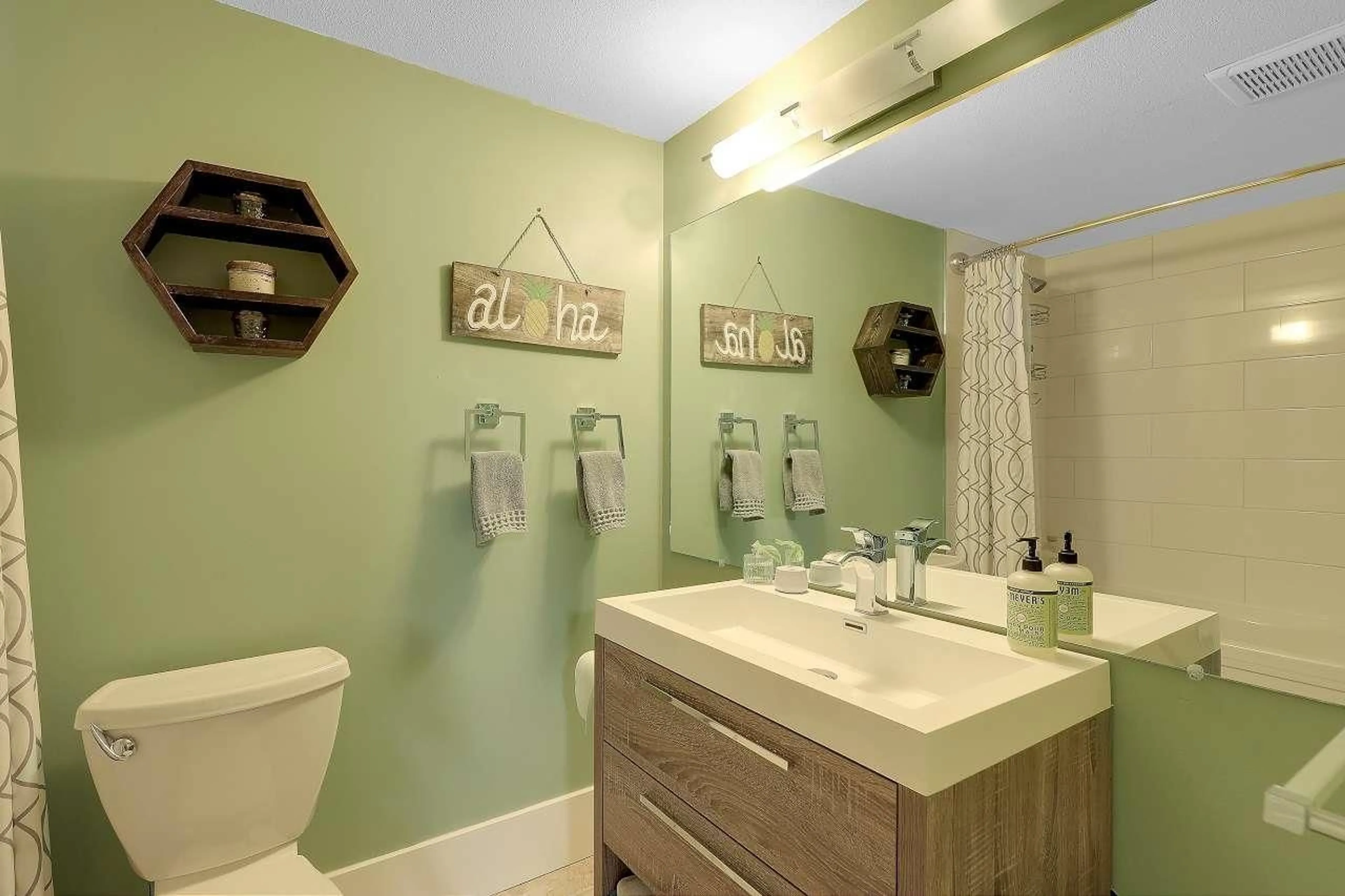 Contemporary bathroom, ceramic/tile floor for 202 - 1460 MARTIN, White Rock British Columbia V4B3W7